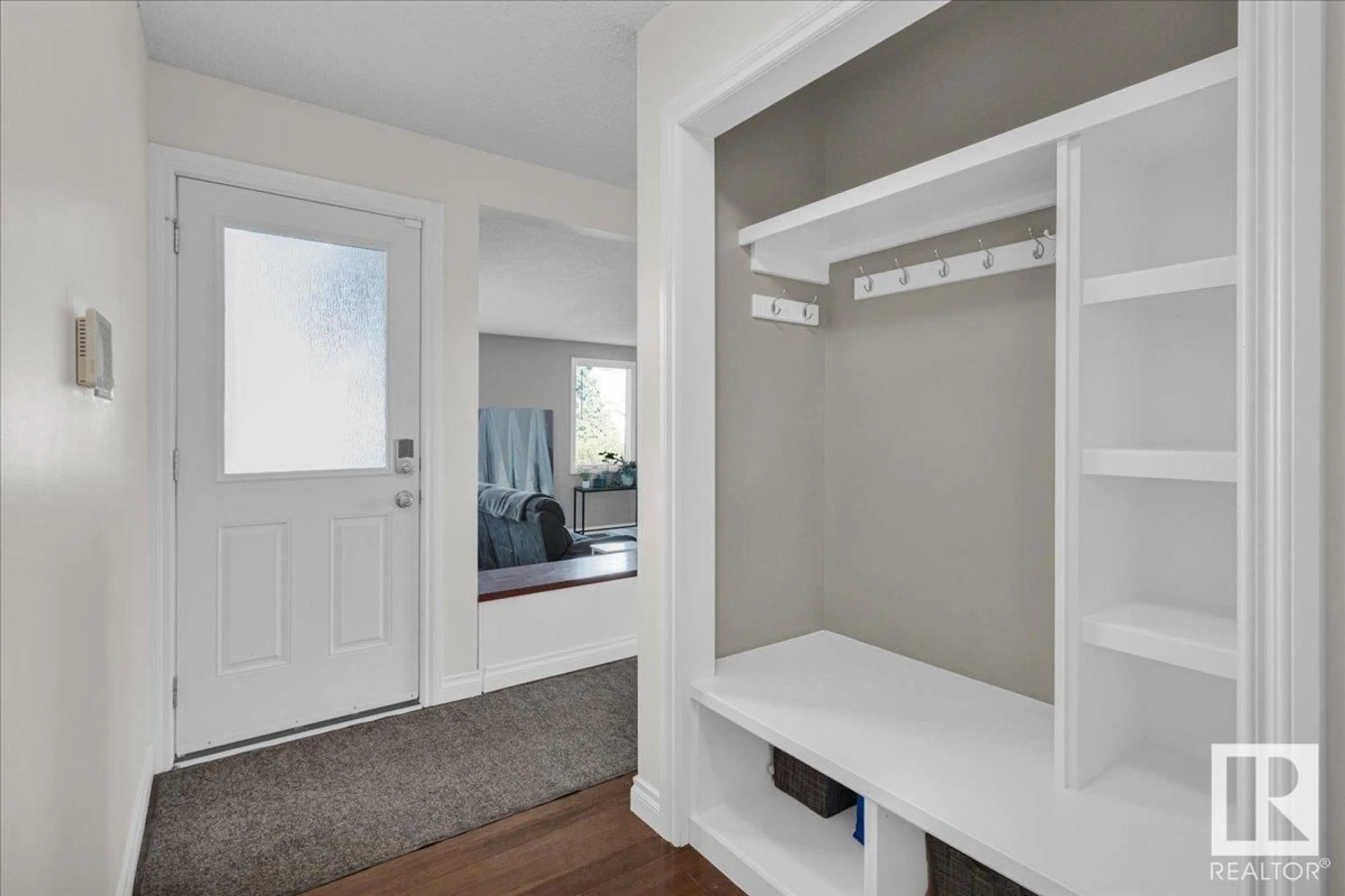 Indoor entryway for 63 HAMILTON CR, Edmonton Alberta T5A2M5