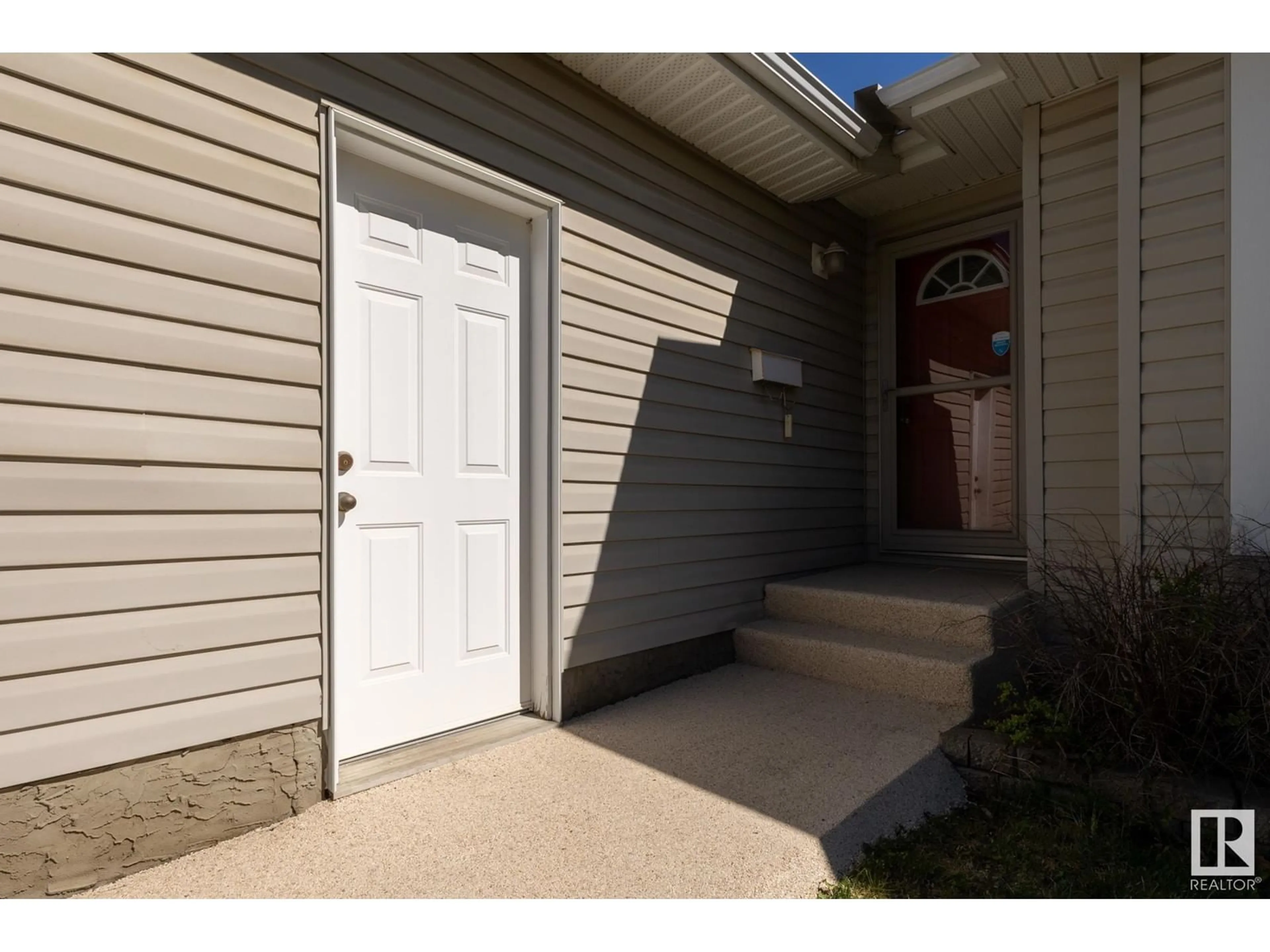 Indoor entryway for 14 HILLCREST CO, Spruce Grove Alberta T7X4A8