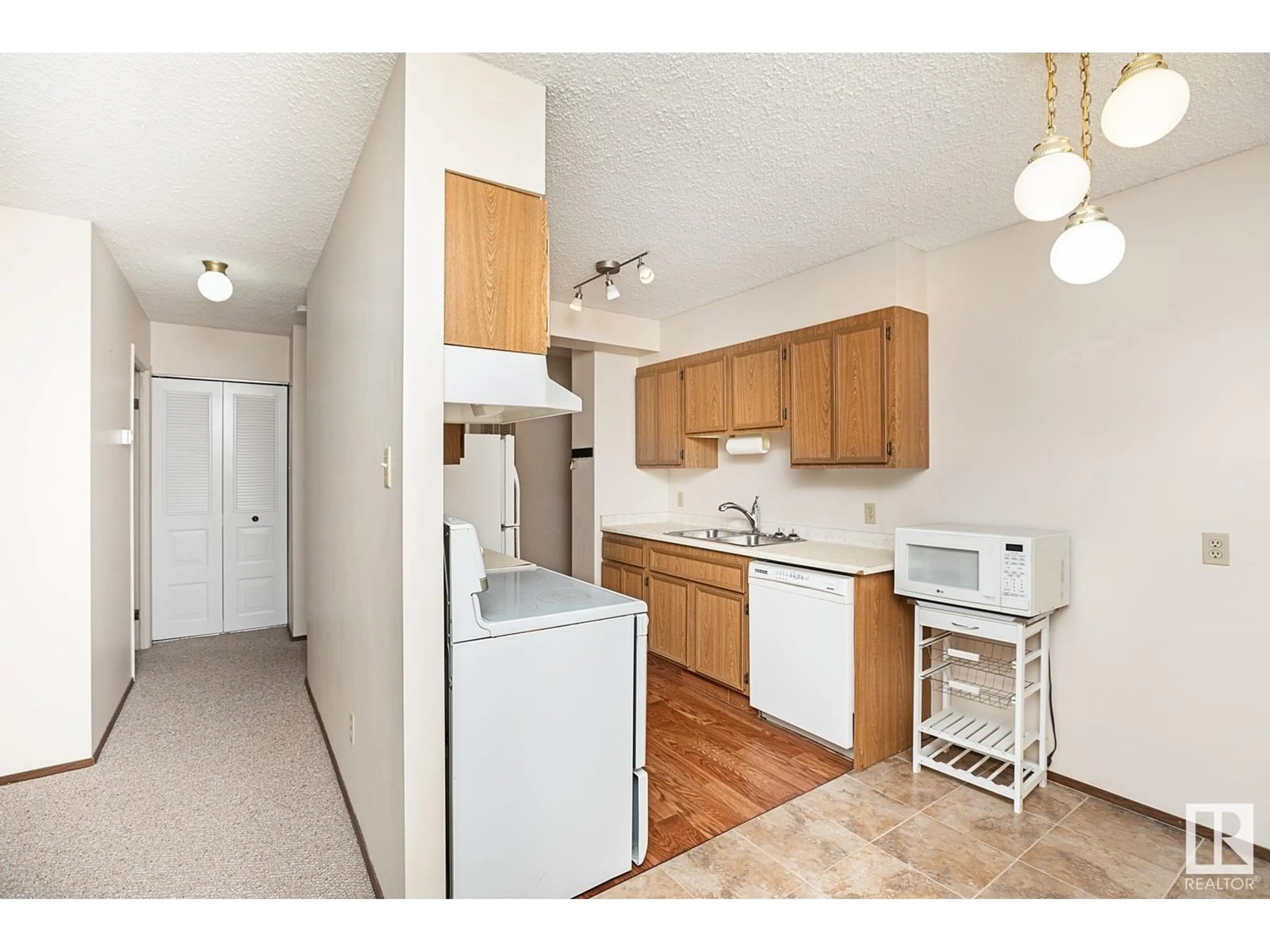 Standard kitchen, unknown for 1005 12841 65 ST NW, Edmonton Alberta T5A4N4
