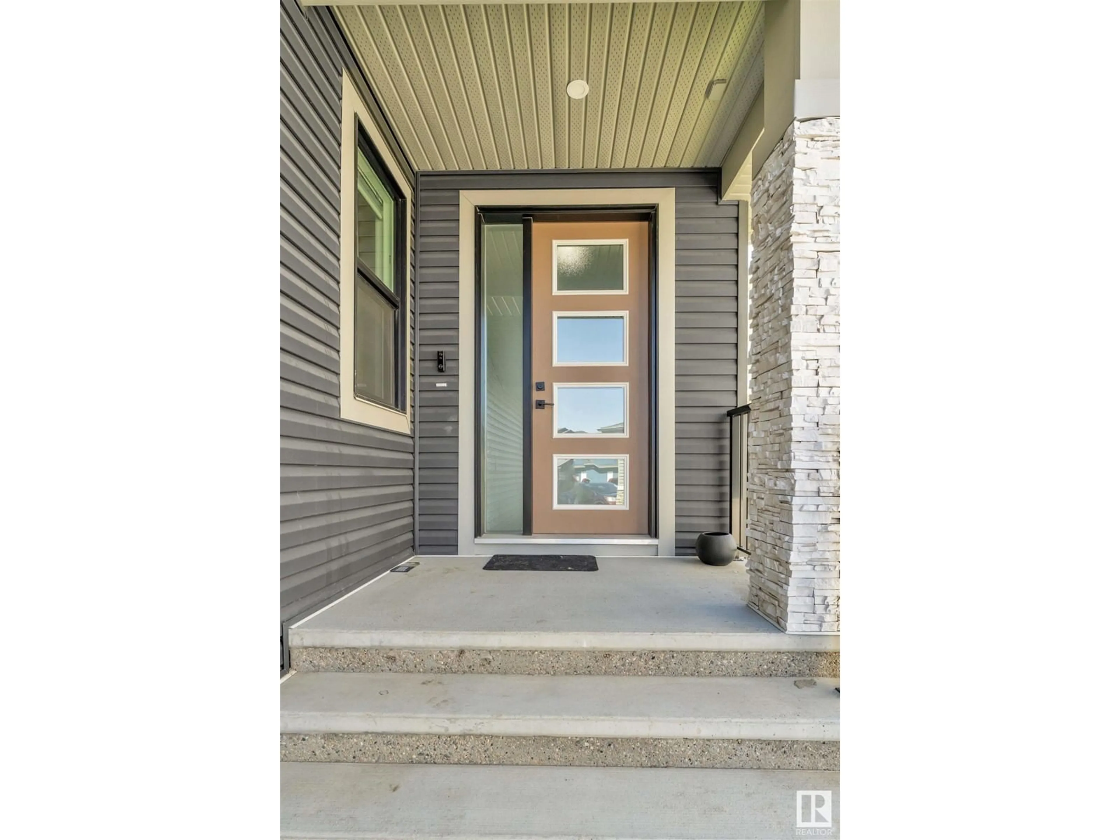 Indoor entryway for 15004 15 ST NW, Edmonton Alberta T5Y3T4