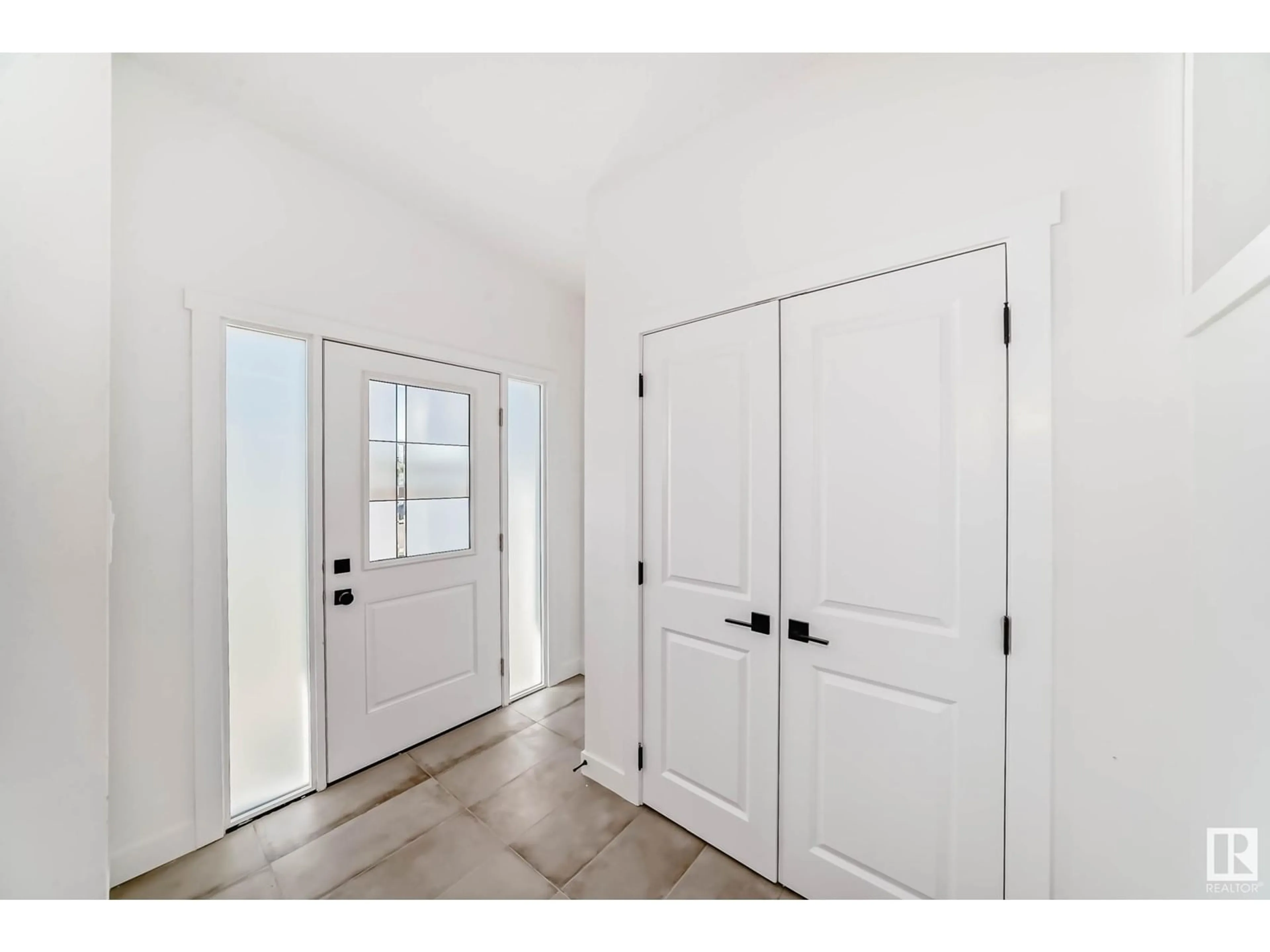 Indoor entryway for 7220 152A AVE, Edmonton Alberta T5C2Z4