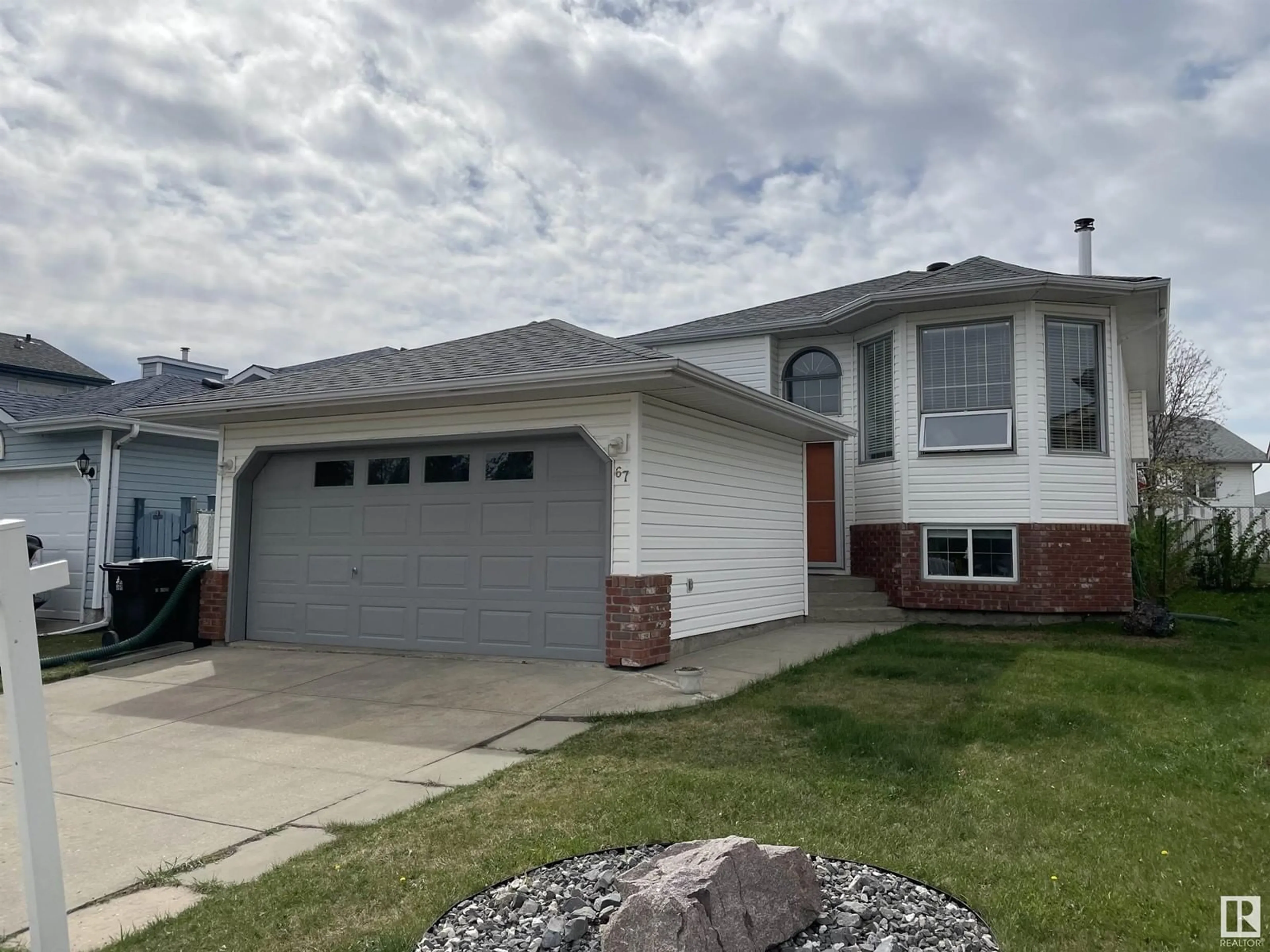 Home with vinyl exterior material, street for 67 DEER PARK, Spruce Grove Alberta T7X3J6