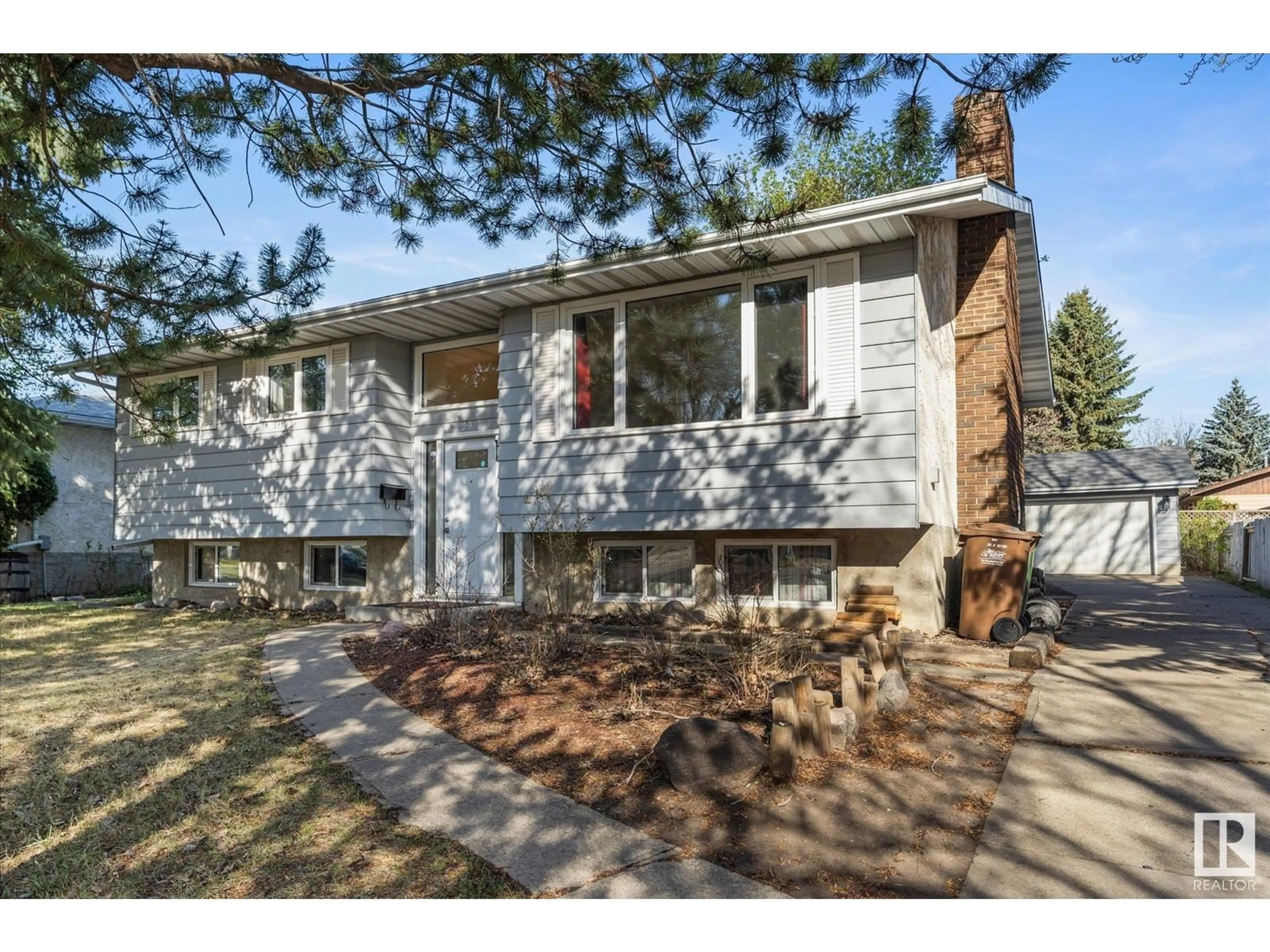 Home with vinyl exterior material, street for 29 ANITA CR, St. Albert Alberta T8N2W4