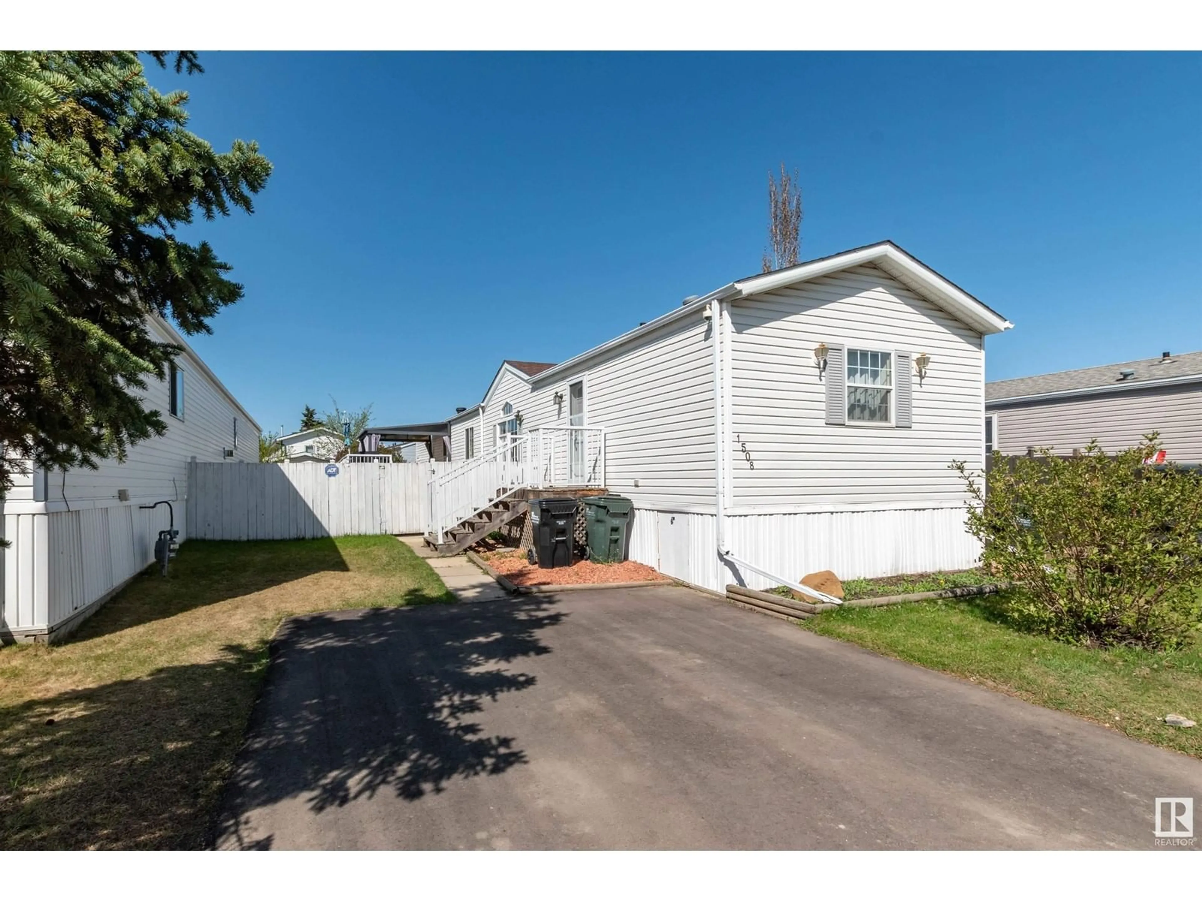 Home with vinyl exterior material, street for 1508 JUBILEE DR, Sherwood Park Alberta T8H1M1