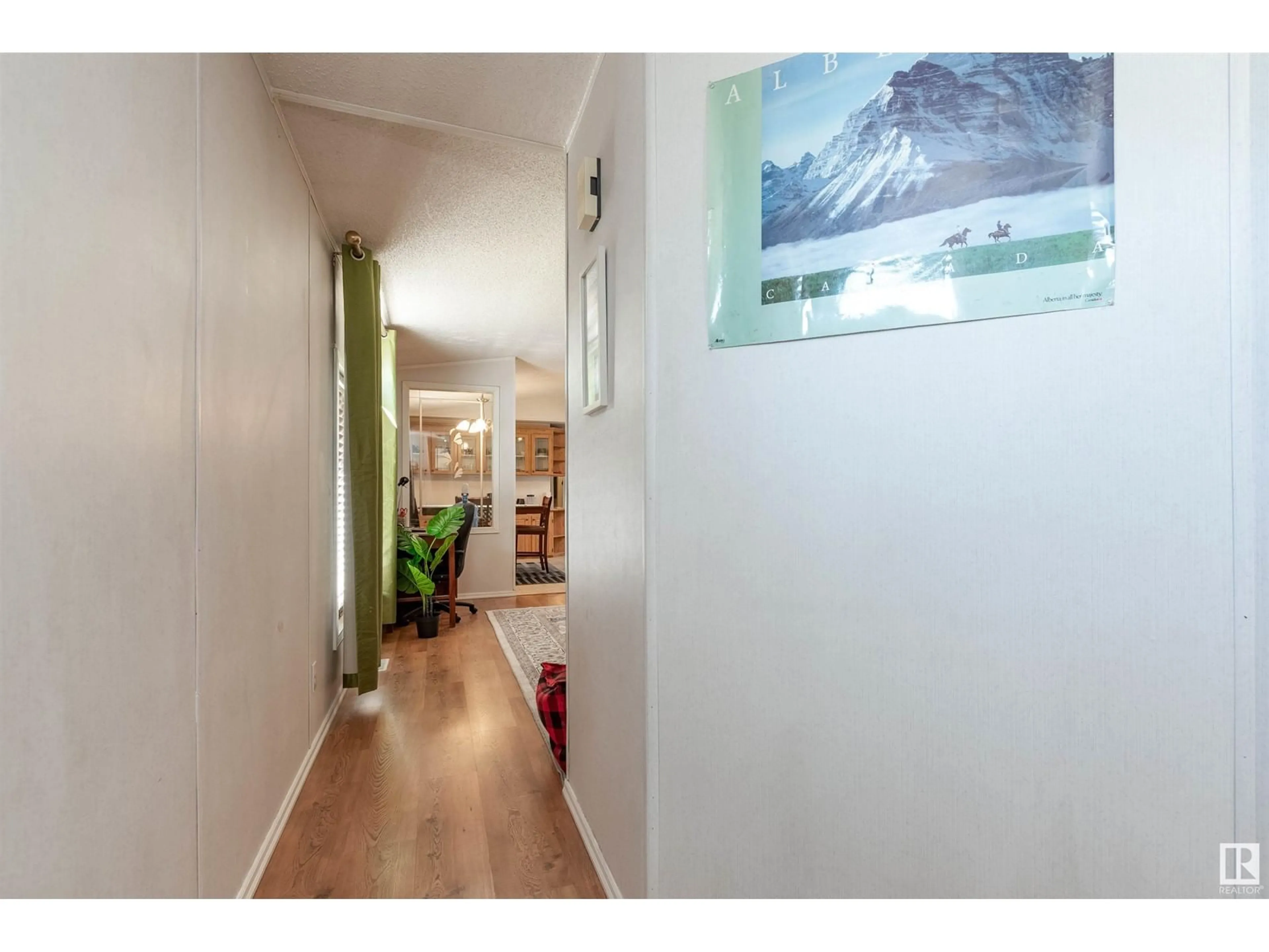 Indoor entryway for 1508 JUBILEE DR, Sherwood Park Alberta T8H1M1