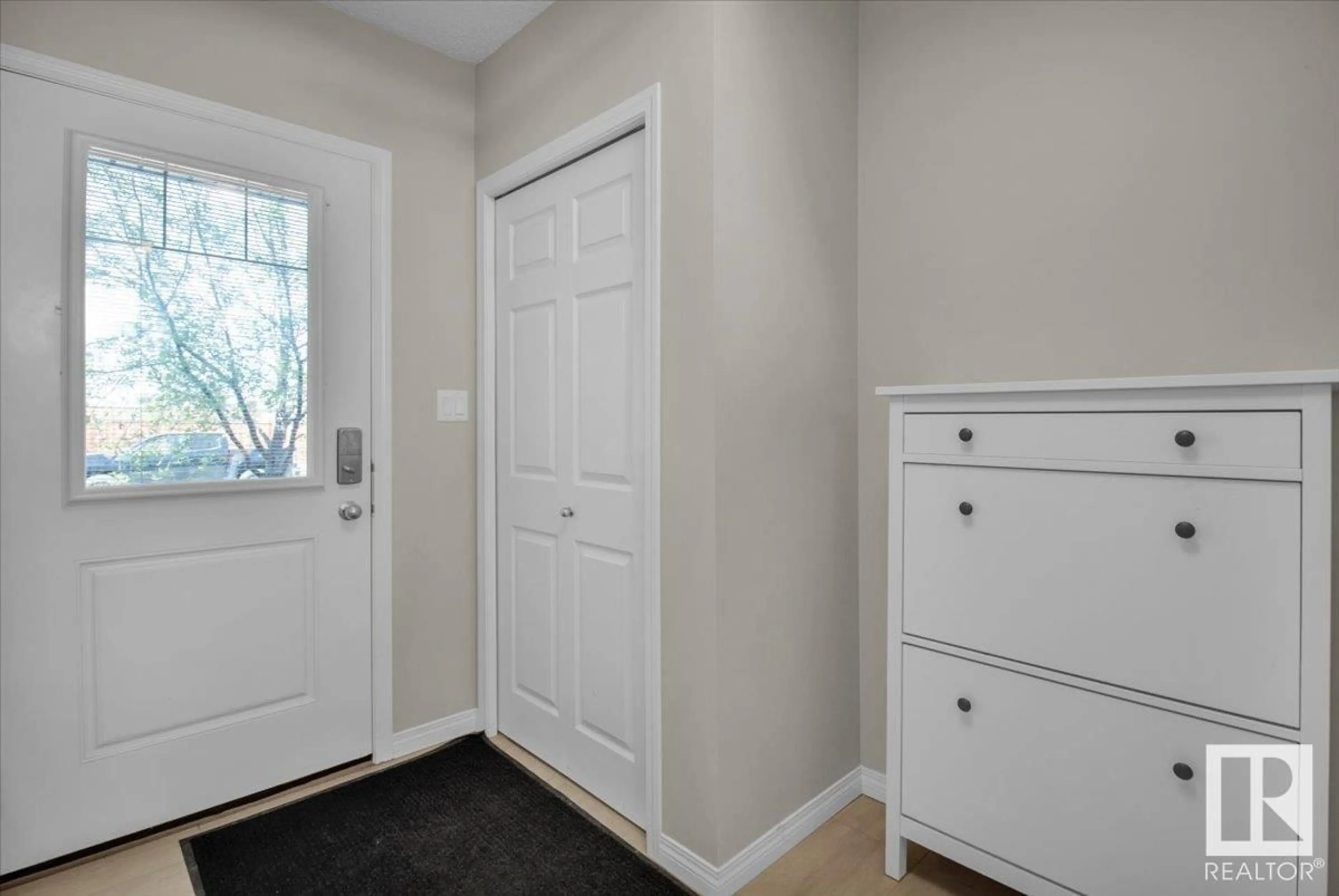 Indoor entryway for 6741 24 AV, Edmonton Alberta T6X2B1