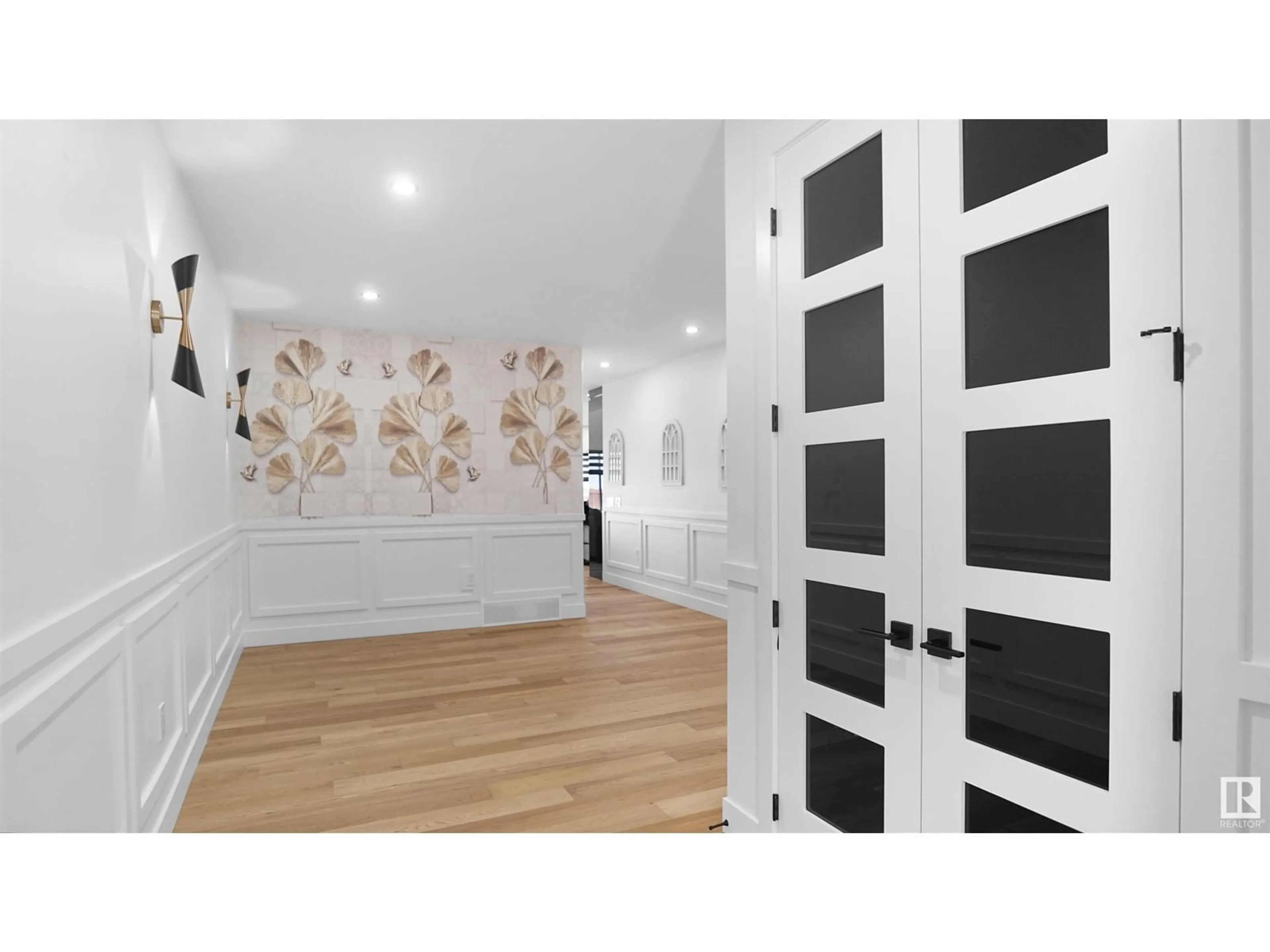 Indoor entryway for SW - 2928 1 AV, Edmonton Alberta T6X3E2