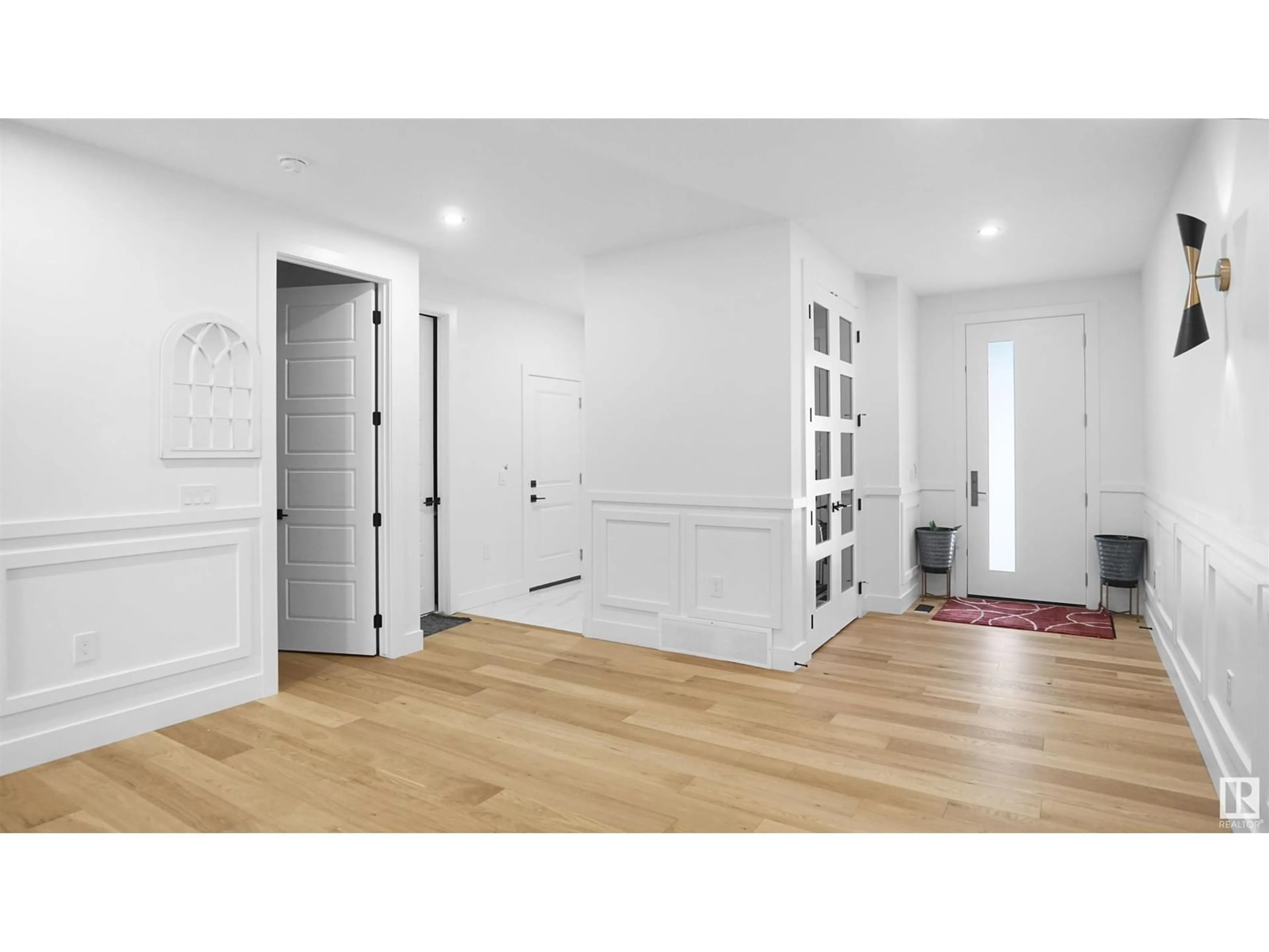 Indoor entryway for SW - 2928 1 AV, Edmonton Alberta T6X3E2