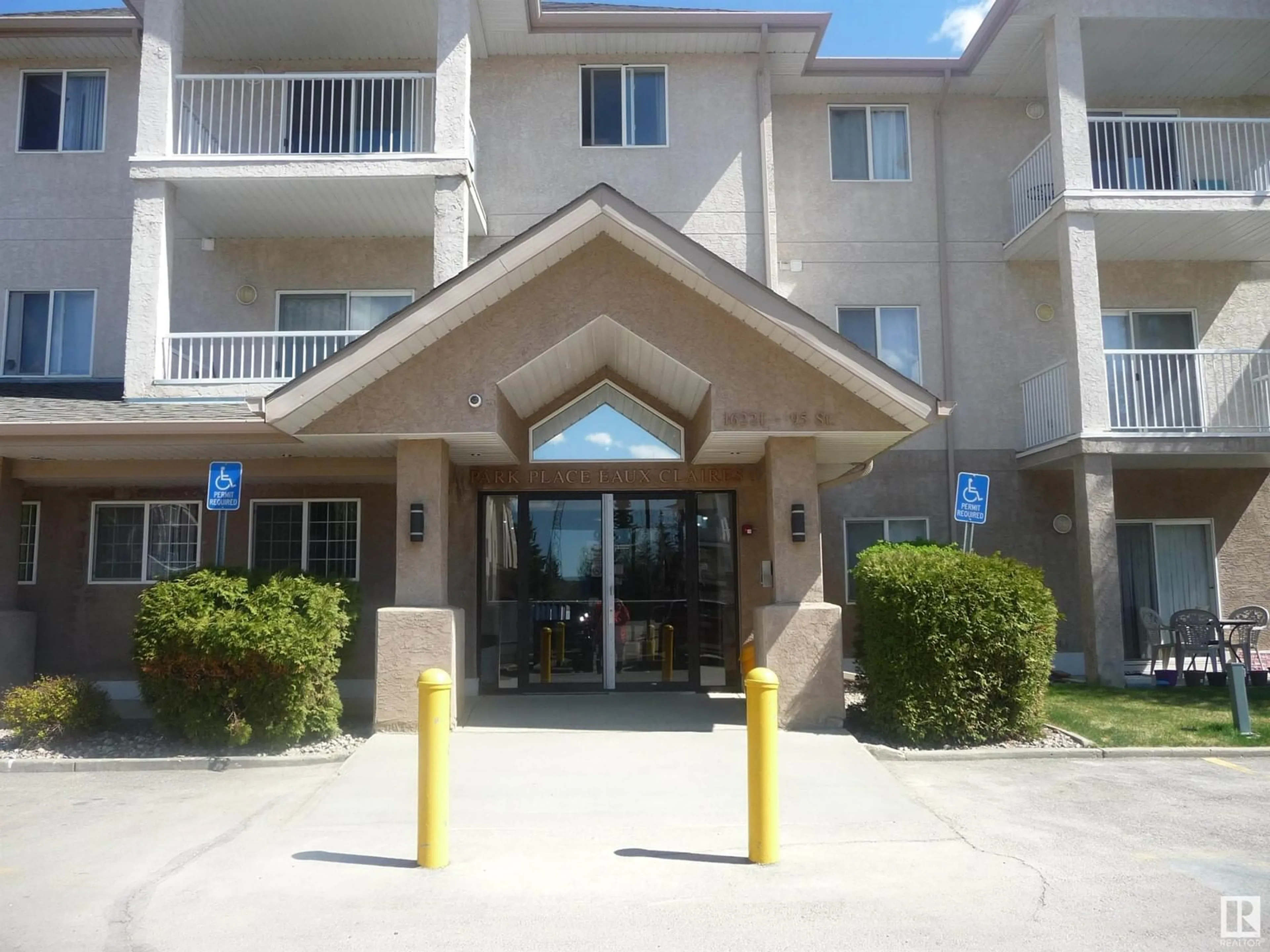 Indoor foyer for 134 16221 95 ST NW, Edmonton Alberta T5Z3V3