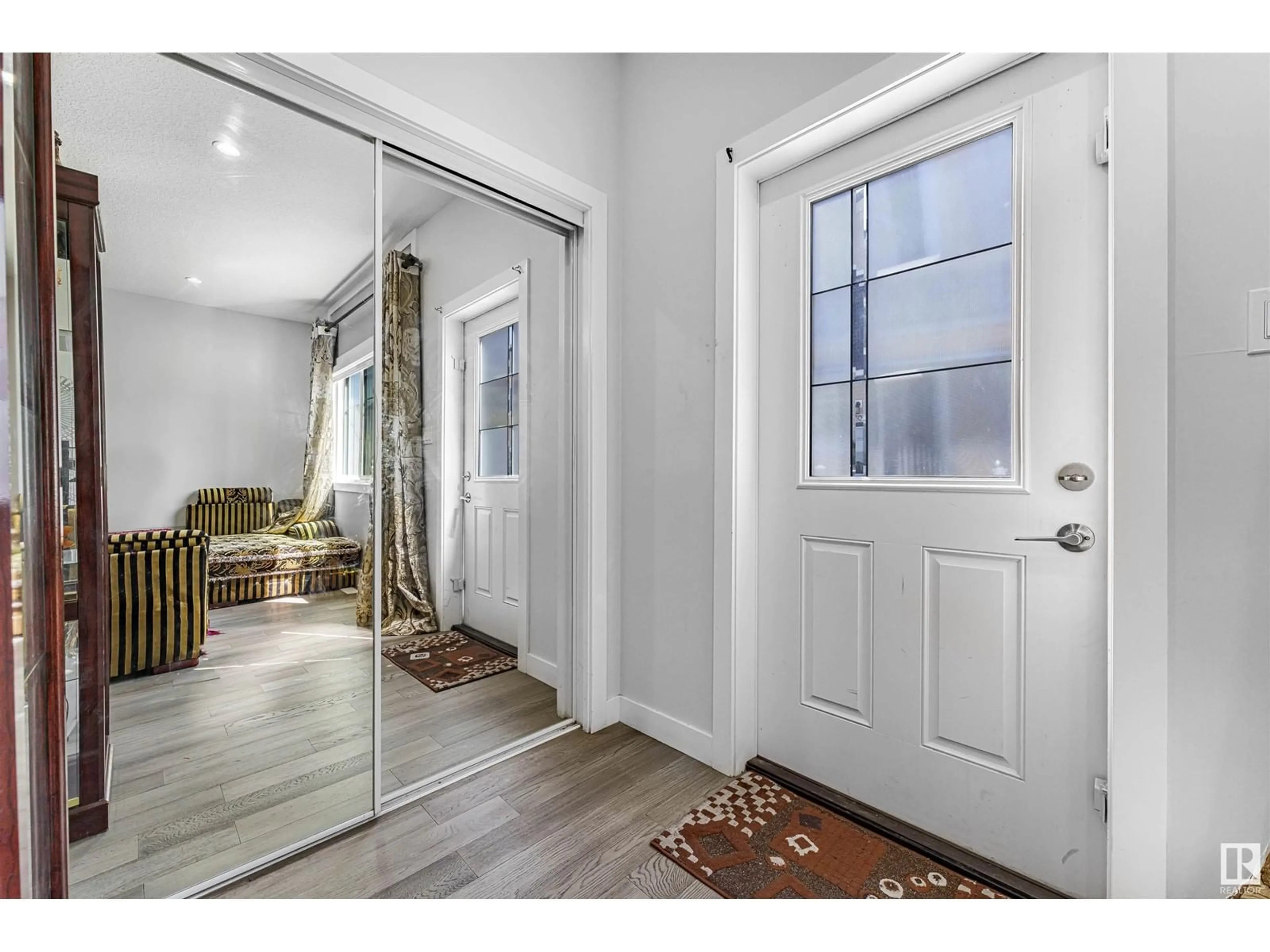 Indoor entryway for 20 2803 14 AVE NW, Edmonton Alberta T6T2K4