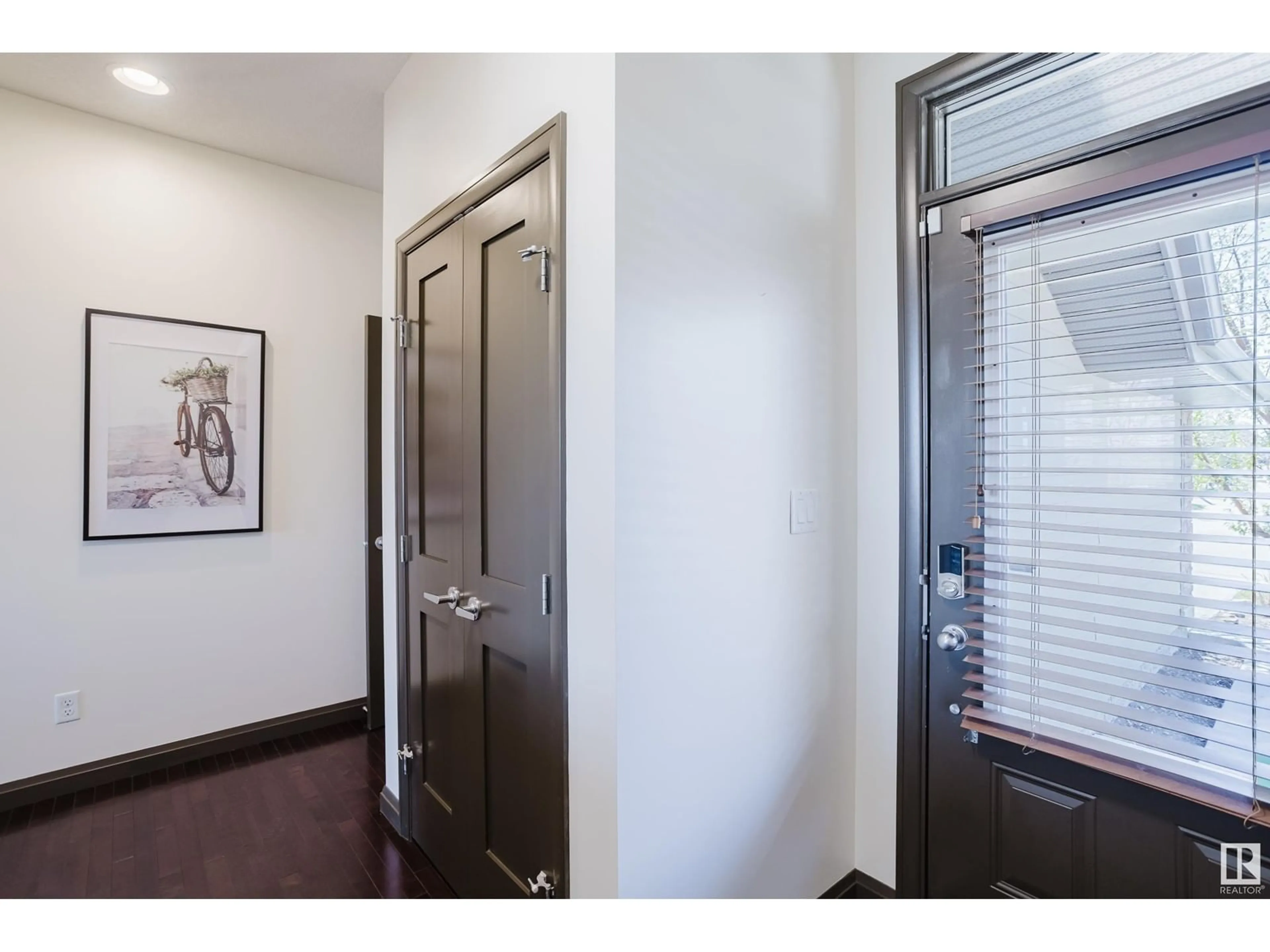 Indoor entryway for 518 ADAMS WY, Edmonton Alberta T6W0H1