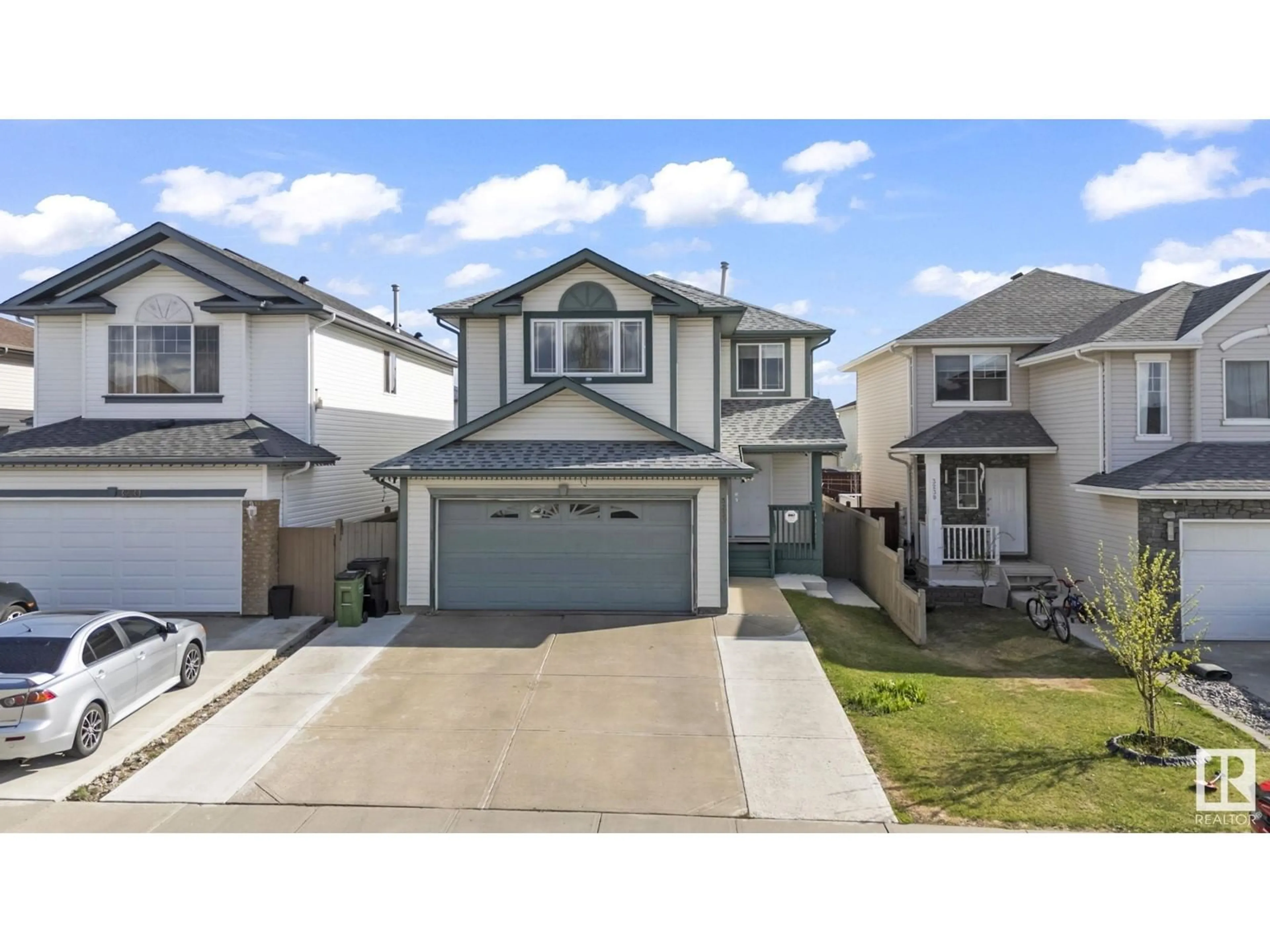 Home with vinyl exterior material, street for 3235 28 AV, Edmonton Alberta T6T1P6