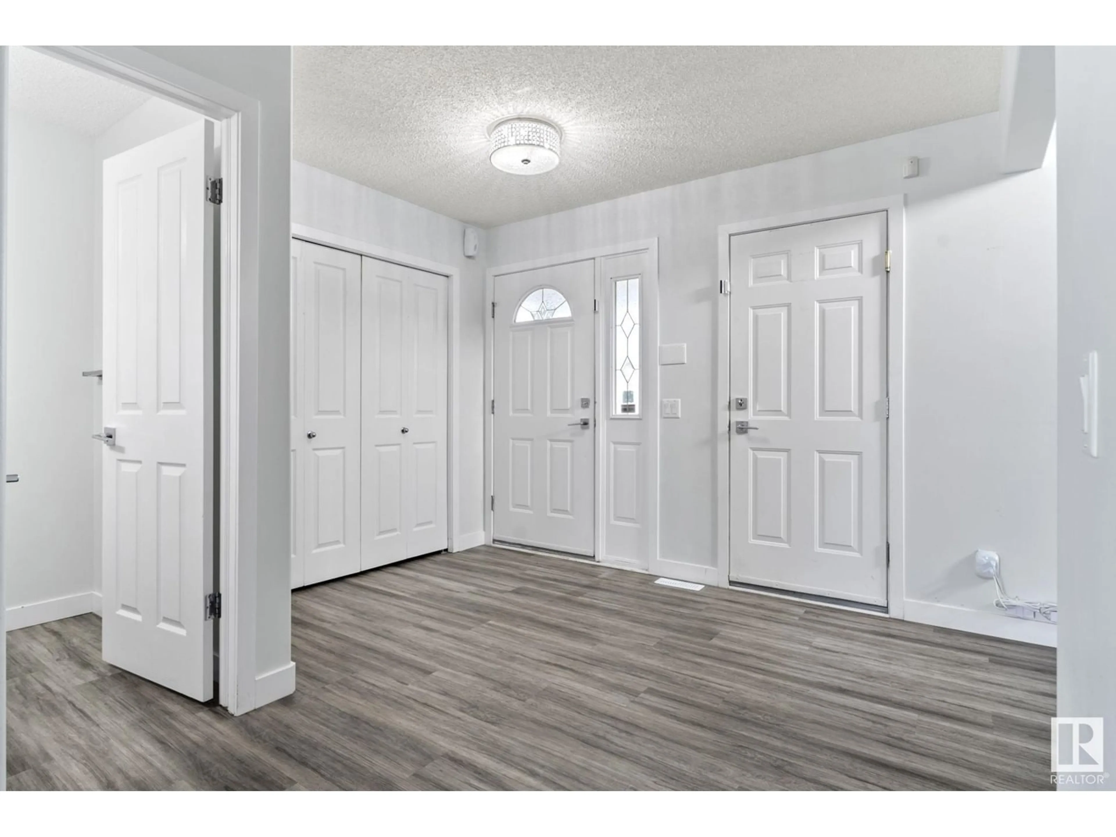 Indoor entryway for 3235 28 AV, Edmonton Alberta T6T1P6