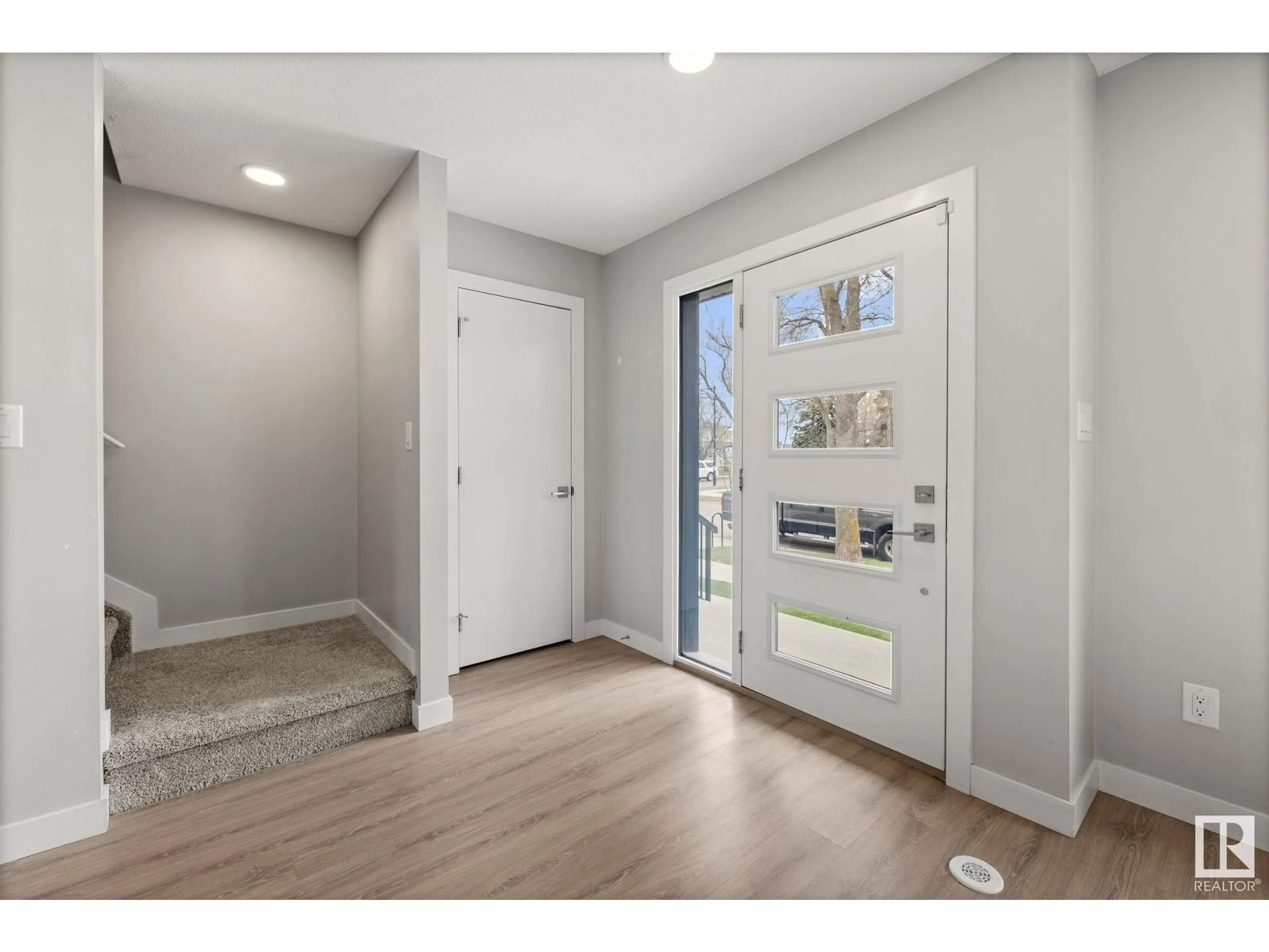 Indoor entryway for 12208 117 AV, Edmonton Alberta T5M0G8
