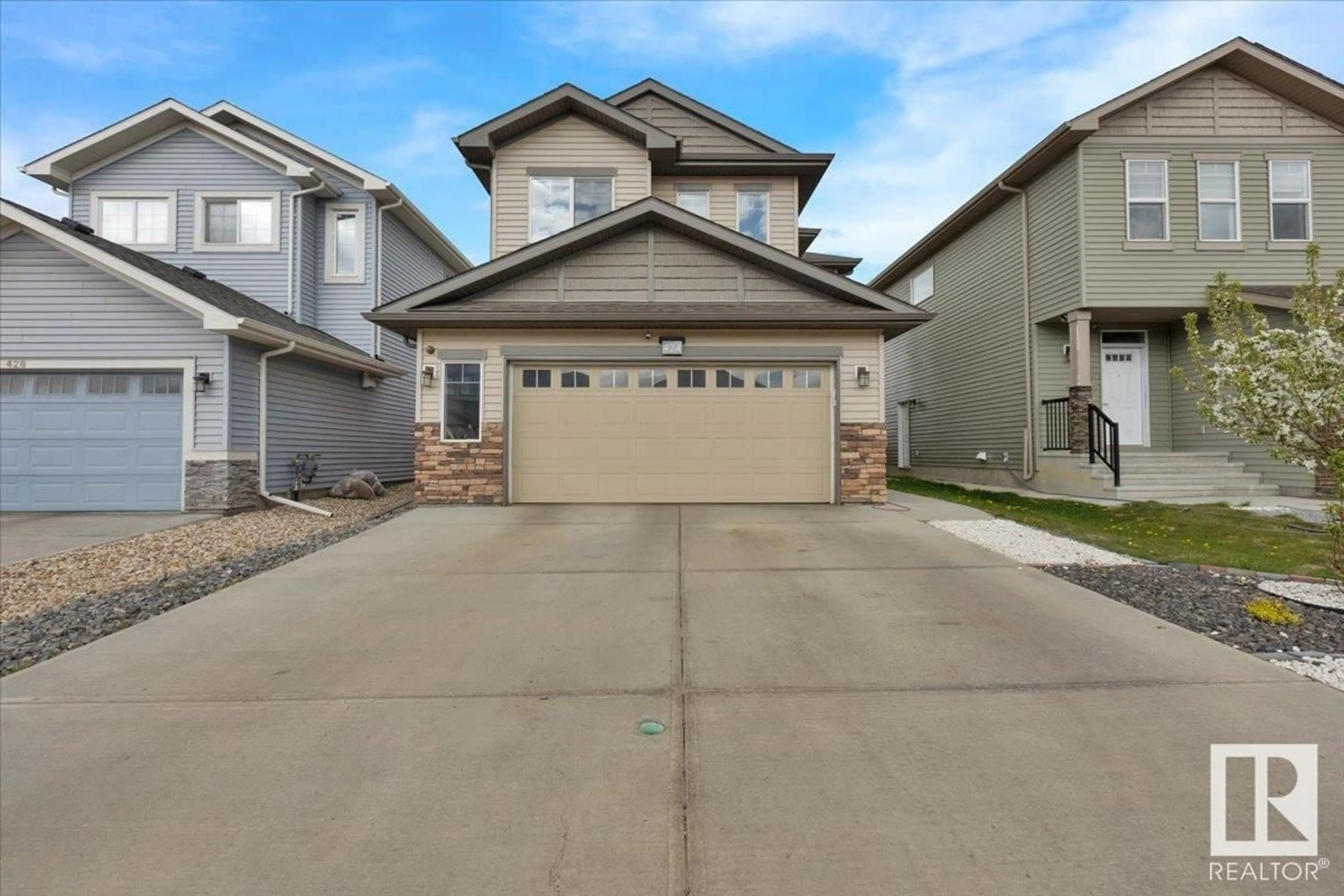 Home with vinyl exterior material, street for 424 40 AV, Edmonton Alberta T6T2G3