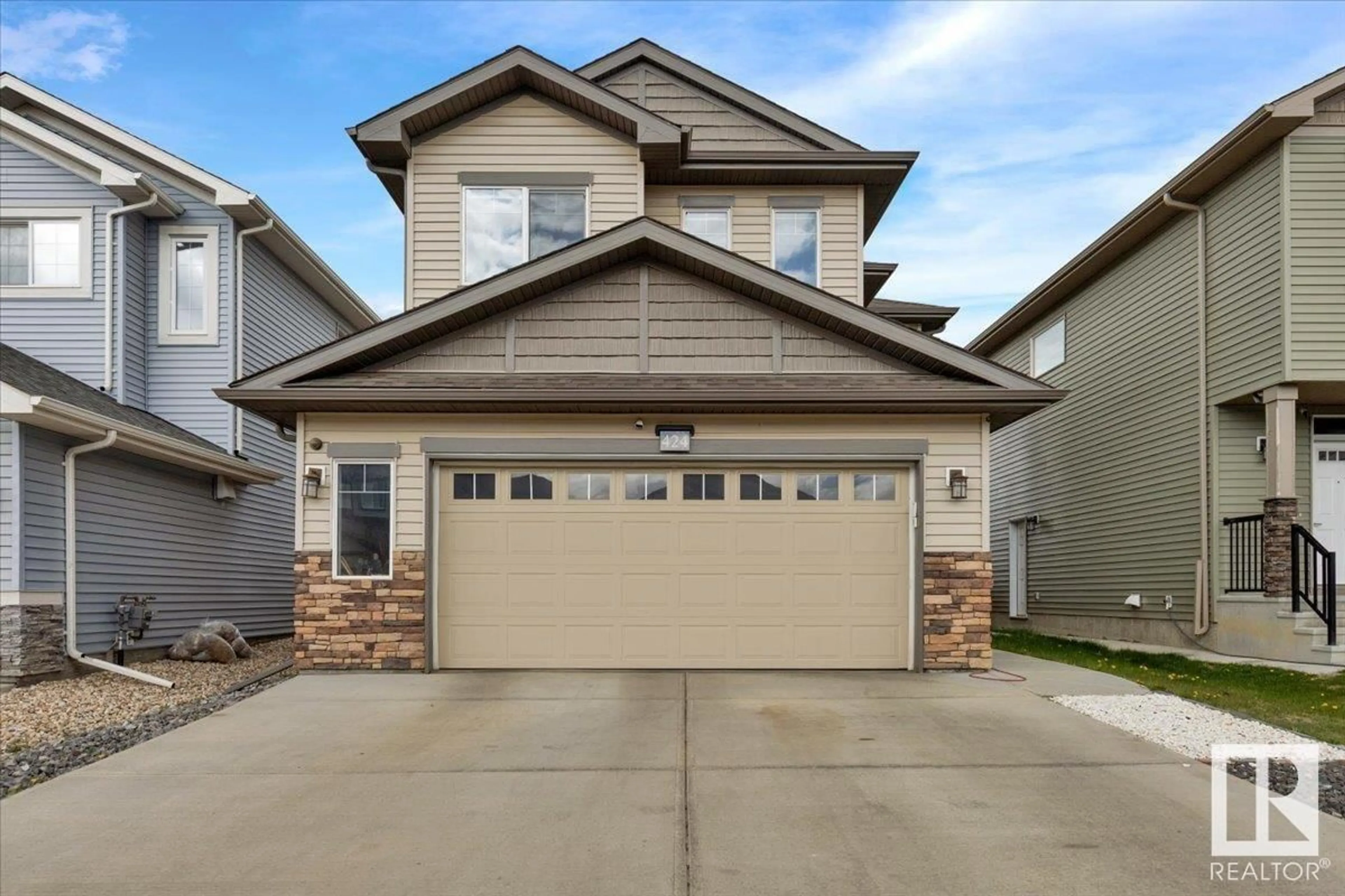 Home with vinyl exterior material, street for 424 40 AV, Edmonton Alberta T6T2G3