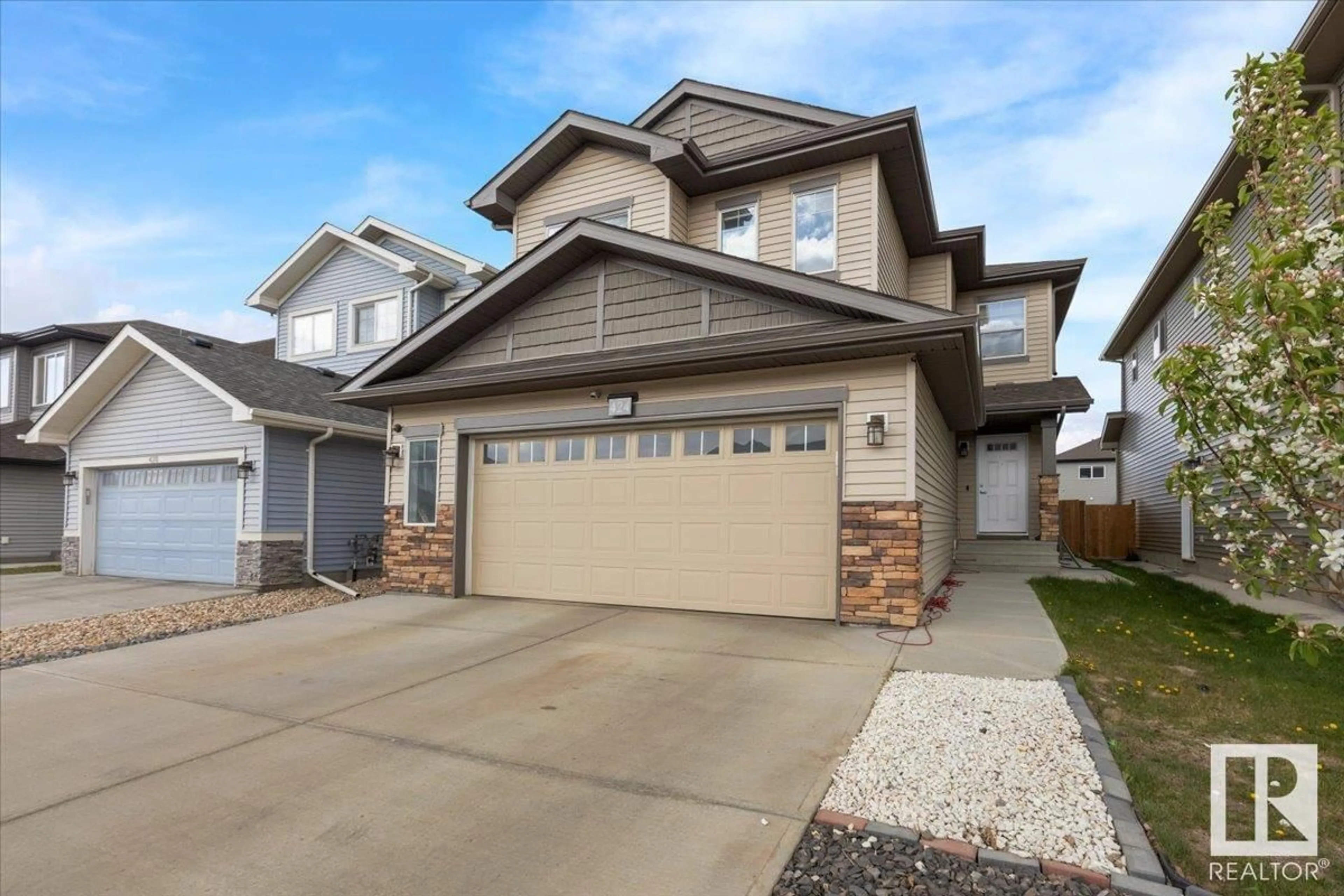 Home with vinyl exterior material, street for 424 40 AV, Edmonton Alberta T6T2G3