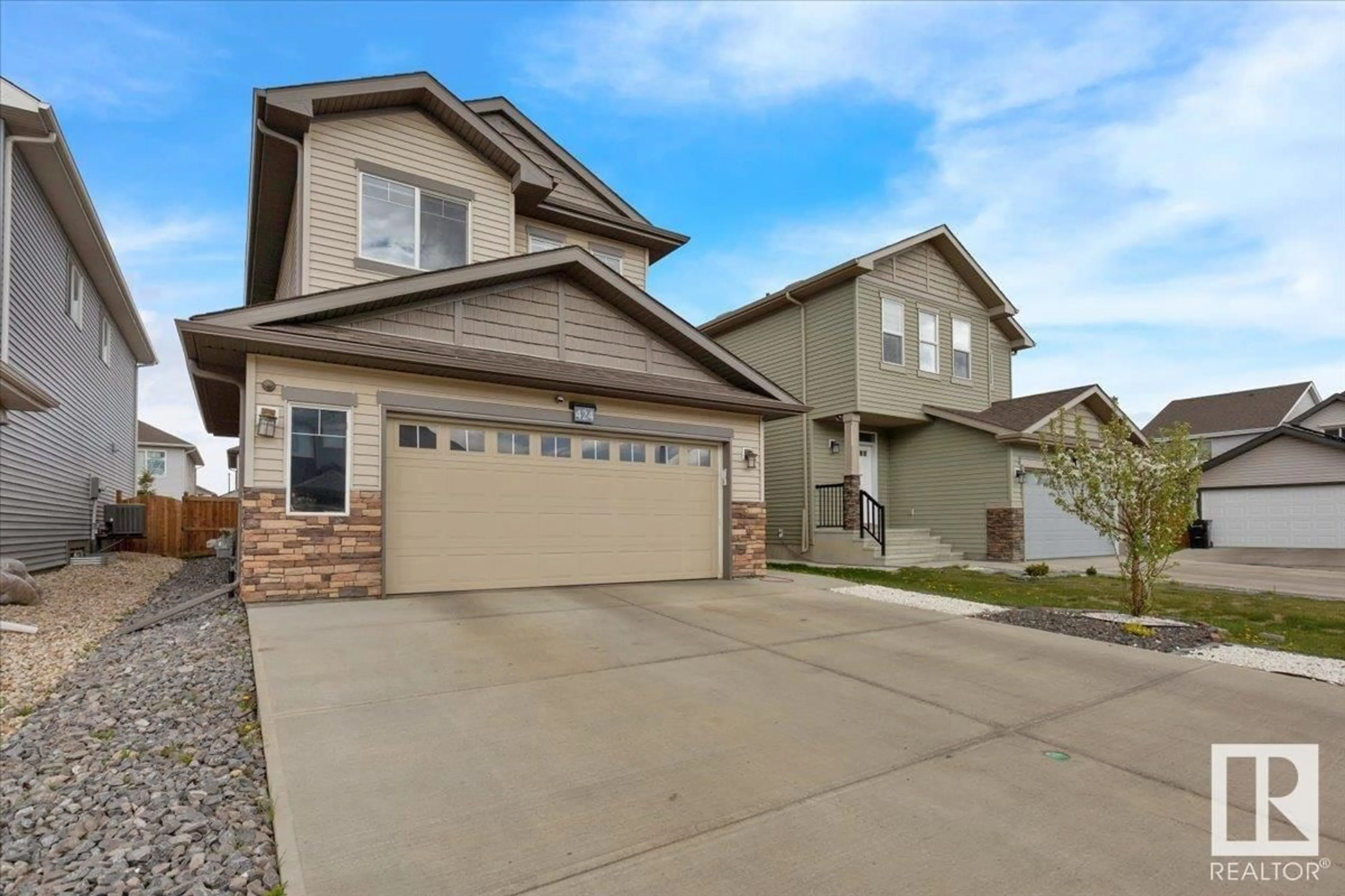 Home with vinyl exterior material, street for 424 40 AV, Edmonton Alberta T6T2G3