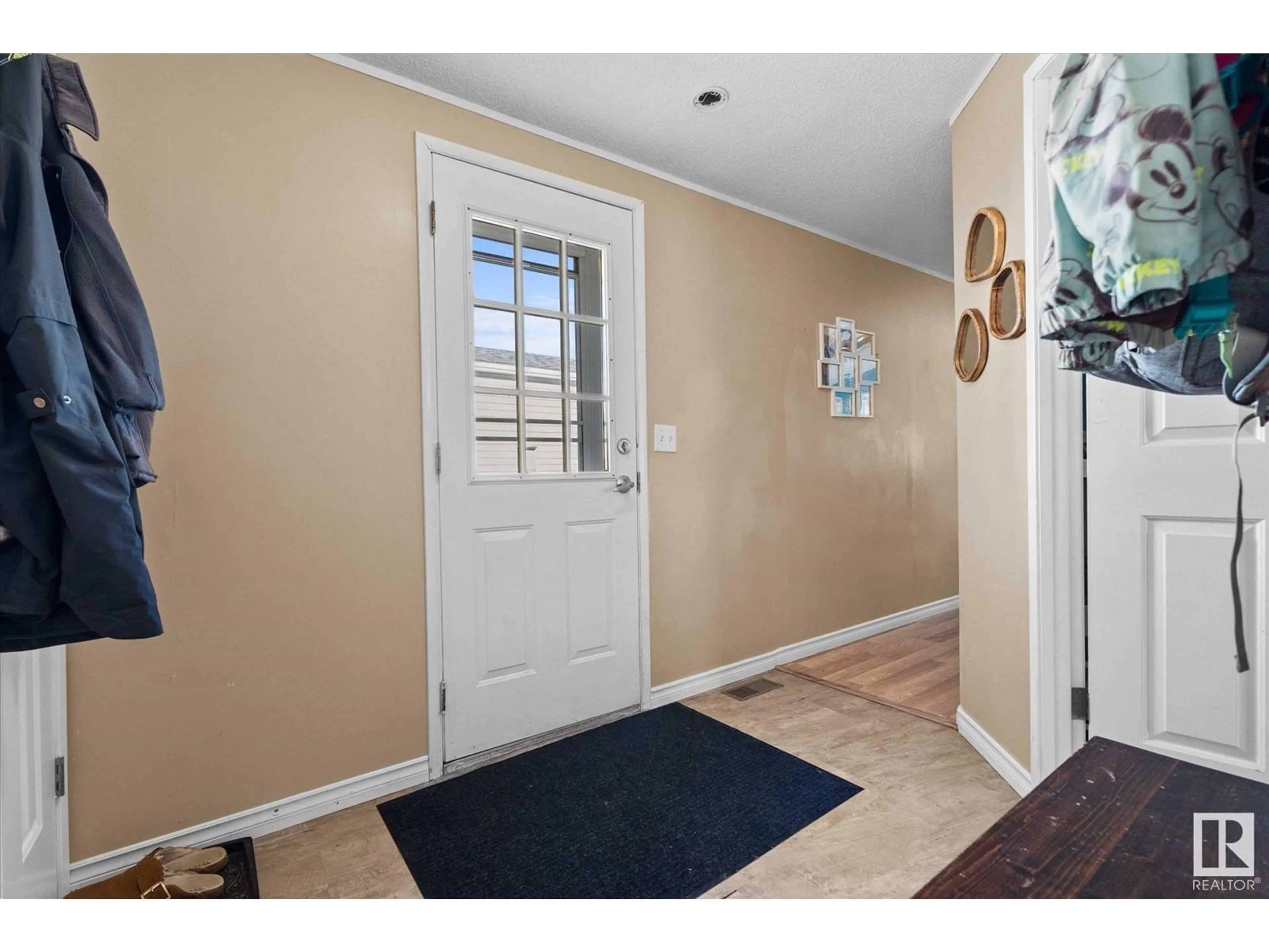 Indoor entryway for 1503 JUBILEE DR, Sherwood Park Alberta T8H1M1