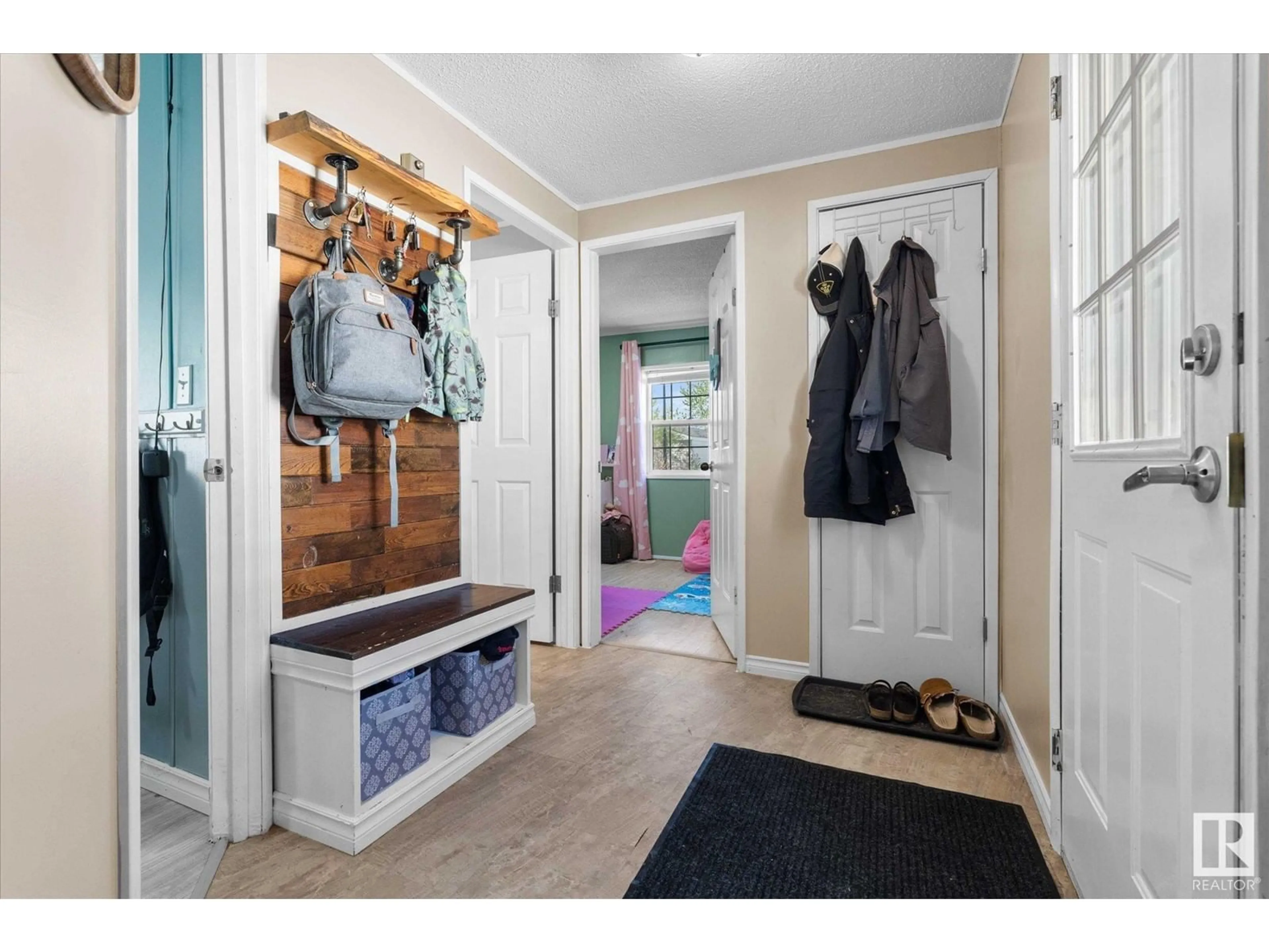 Indoor entryway for 1503 JUBILEE DR, Sherwood Park Alberta T8H1M1