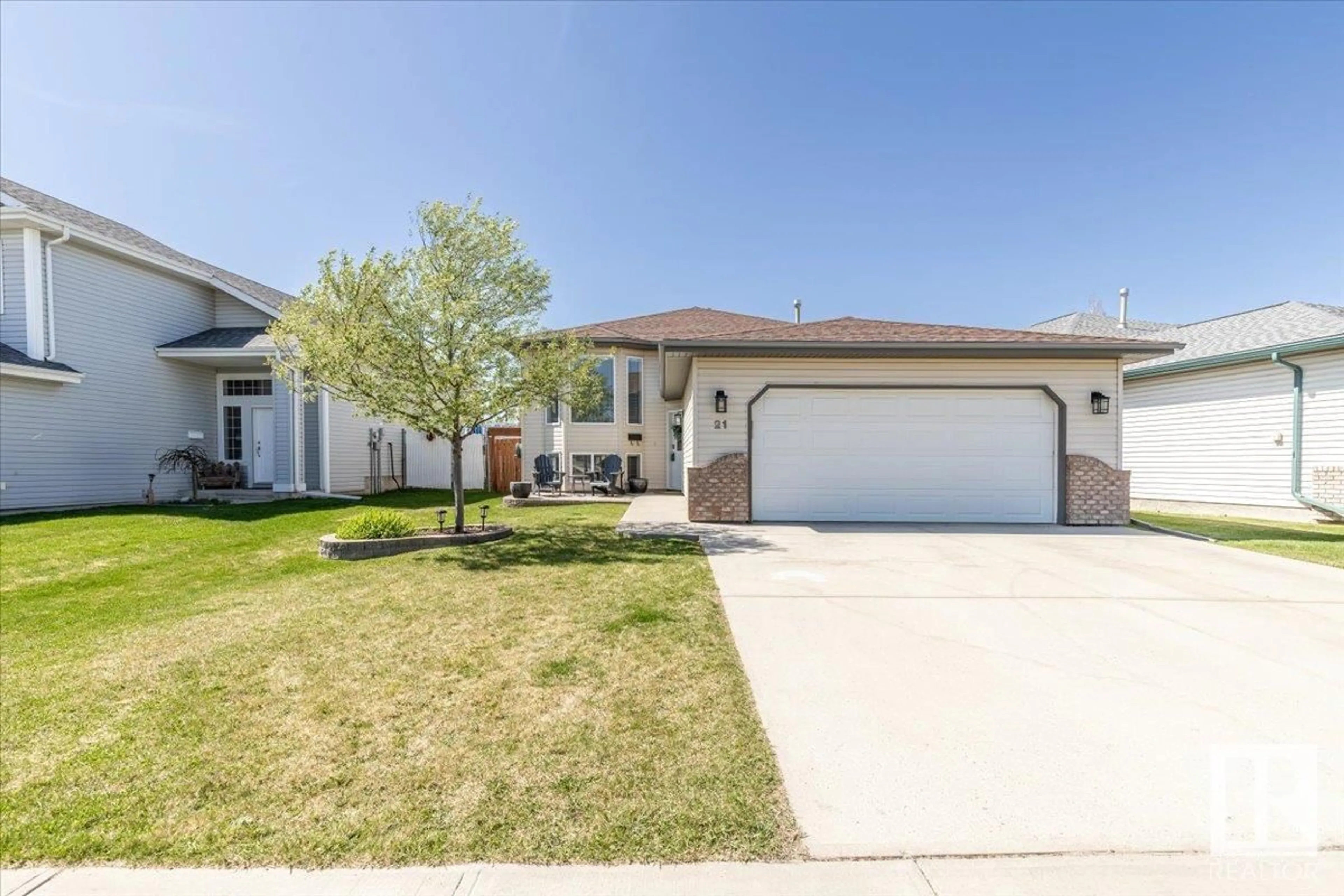 Home with vinyl exterior material, street for 21 MEADOWVIEW DR, Leduc Alberta T9E8E4