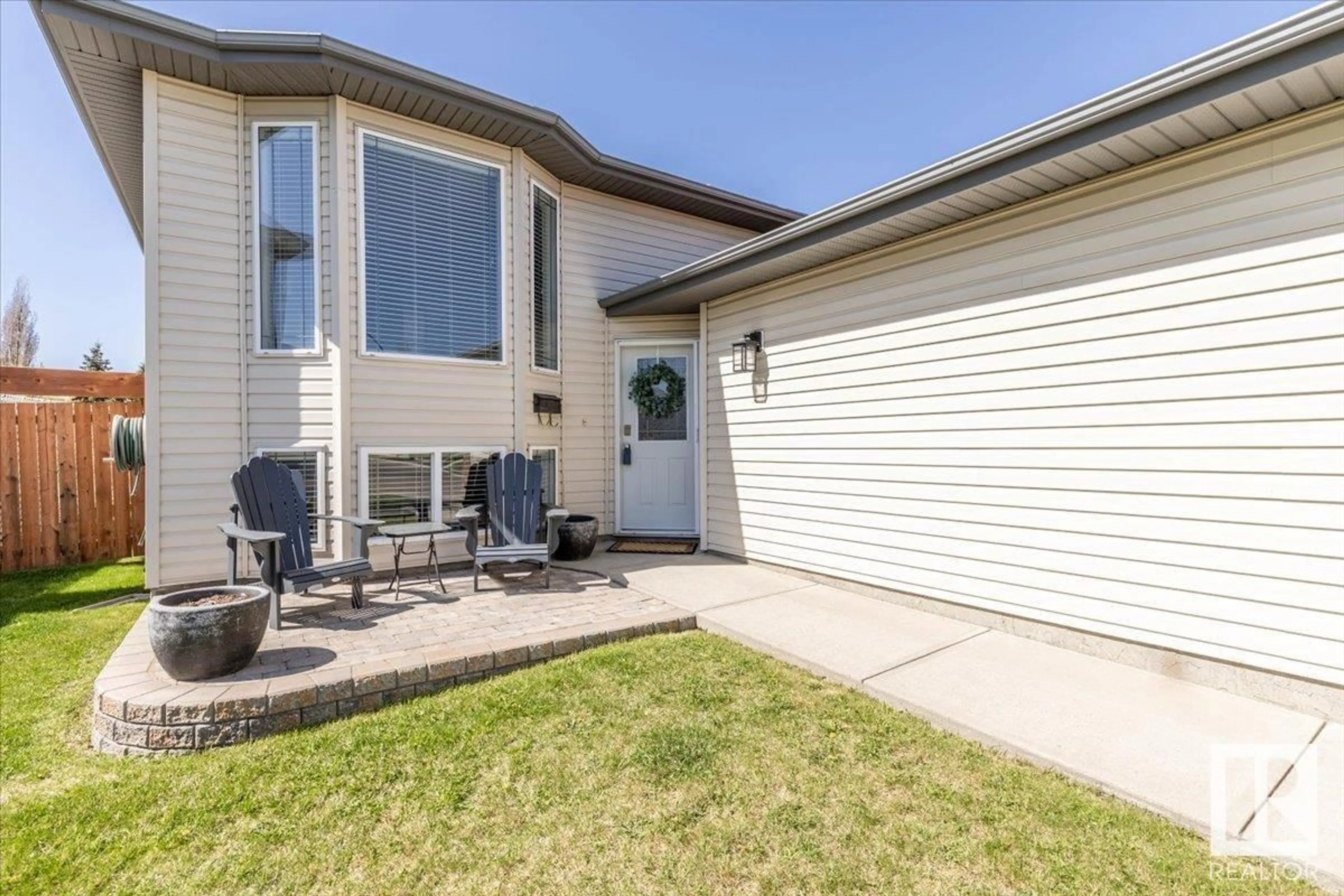 Home with vinyl exterior material, street for 21 MEADOWVIEW DR, Leduc Alberta T9E8E4