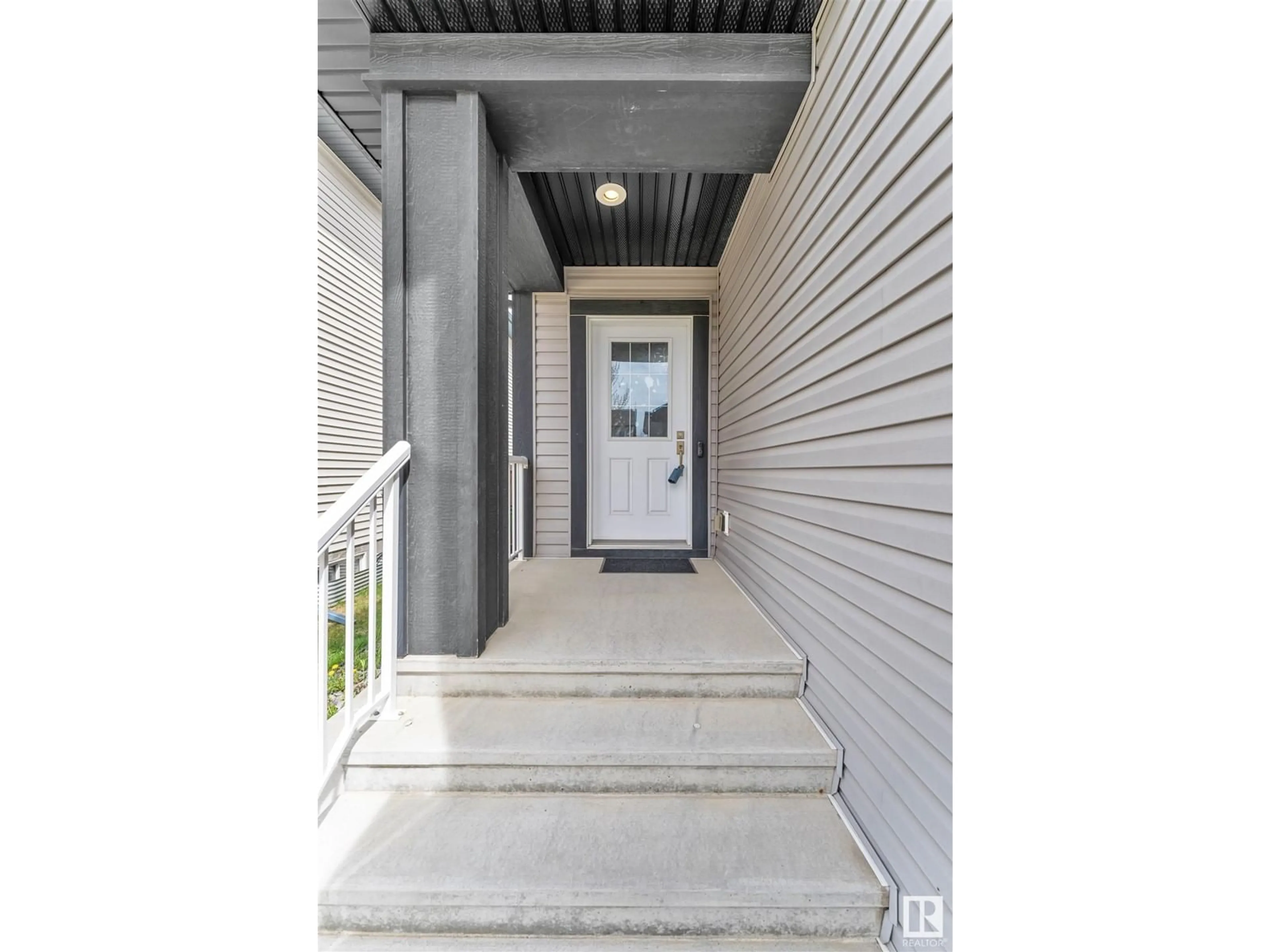 Indoor entryway for 2926 17A AV, Edmonton Alberta T6T0R8