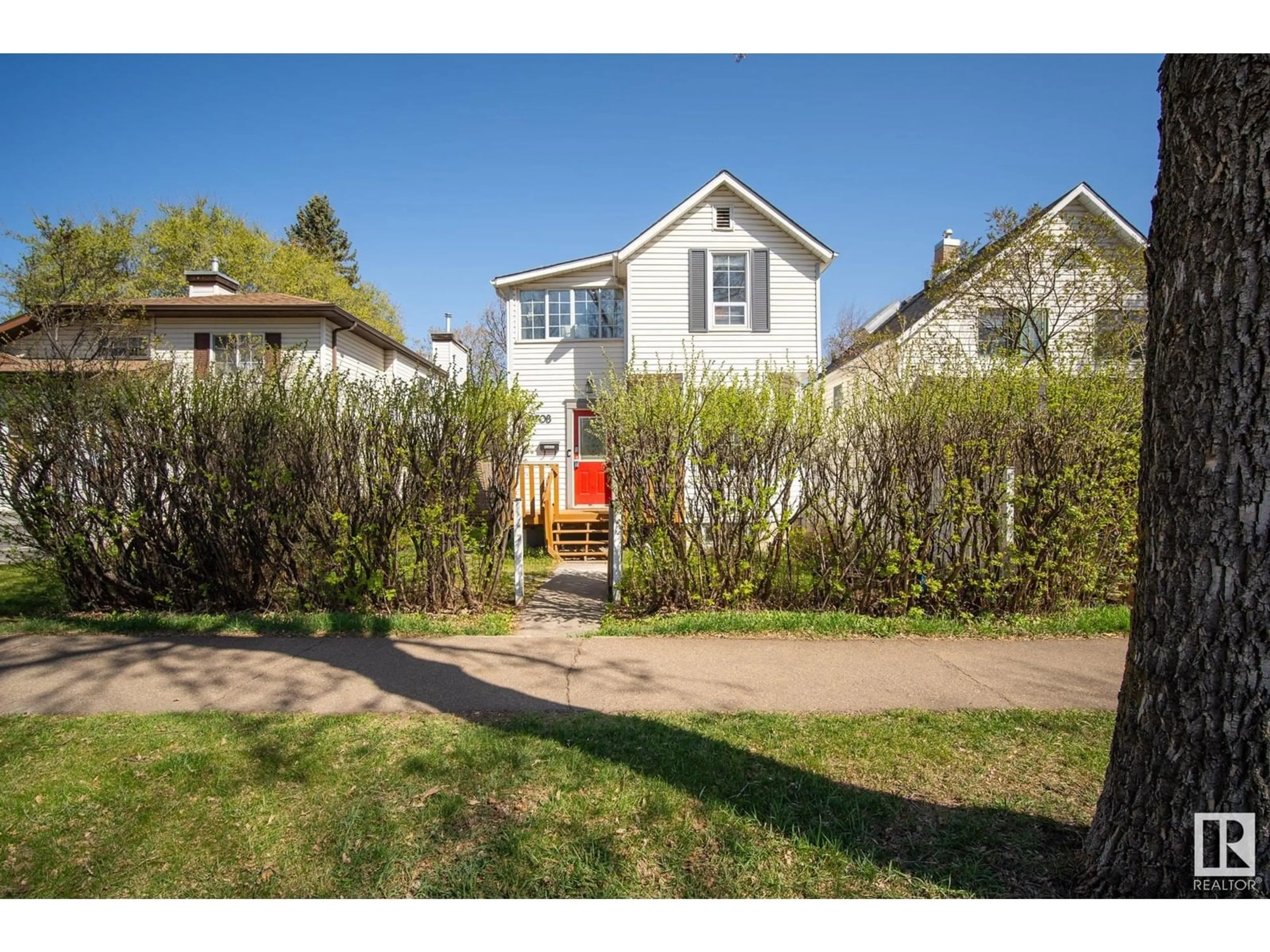 A pic from outside/outdoor area/front of a property/back of a property/a pic from drone, street for NW - 9708 80 AV, Edmonton Alberta T6E1S7