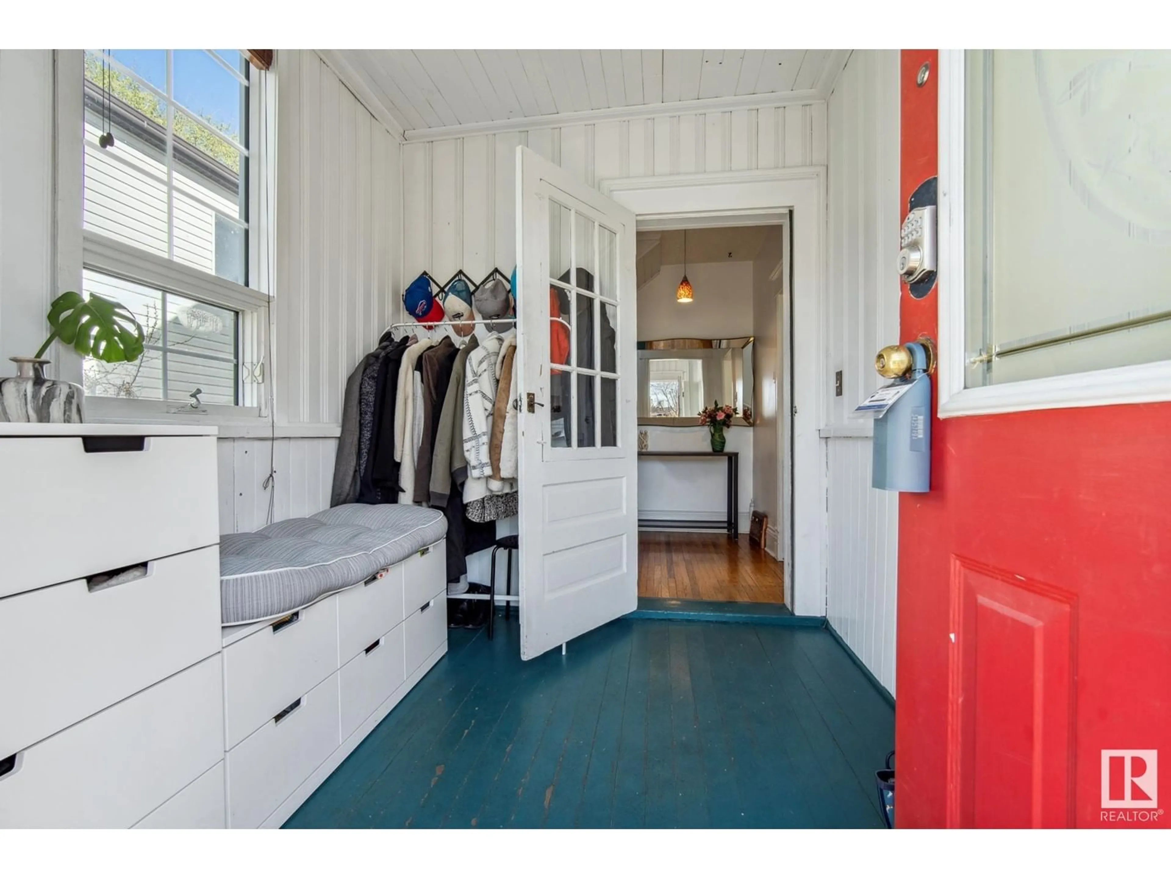 Indoor entryway for NW - 9708 80 AV, Edmonton Alberta T6E1S7
