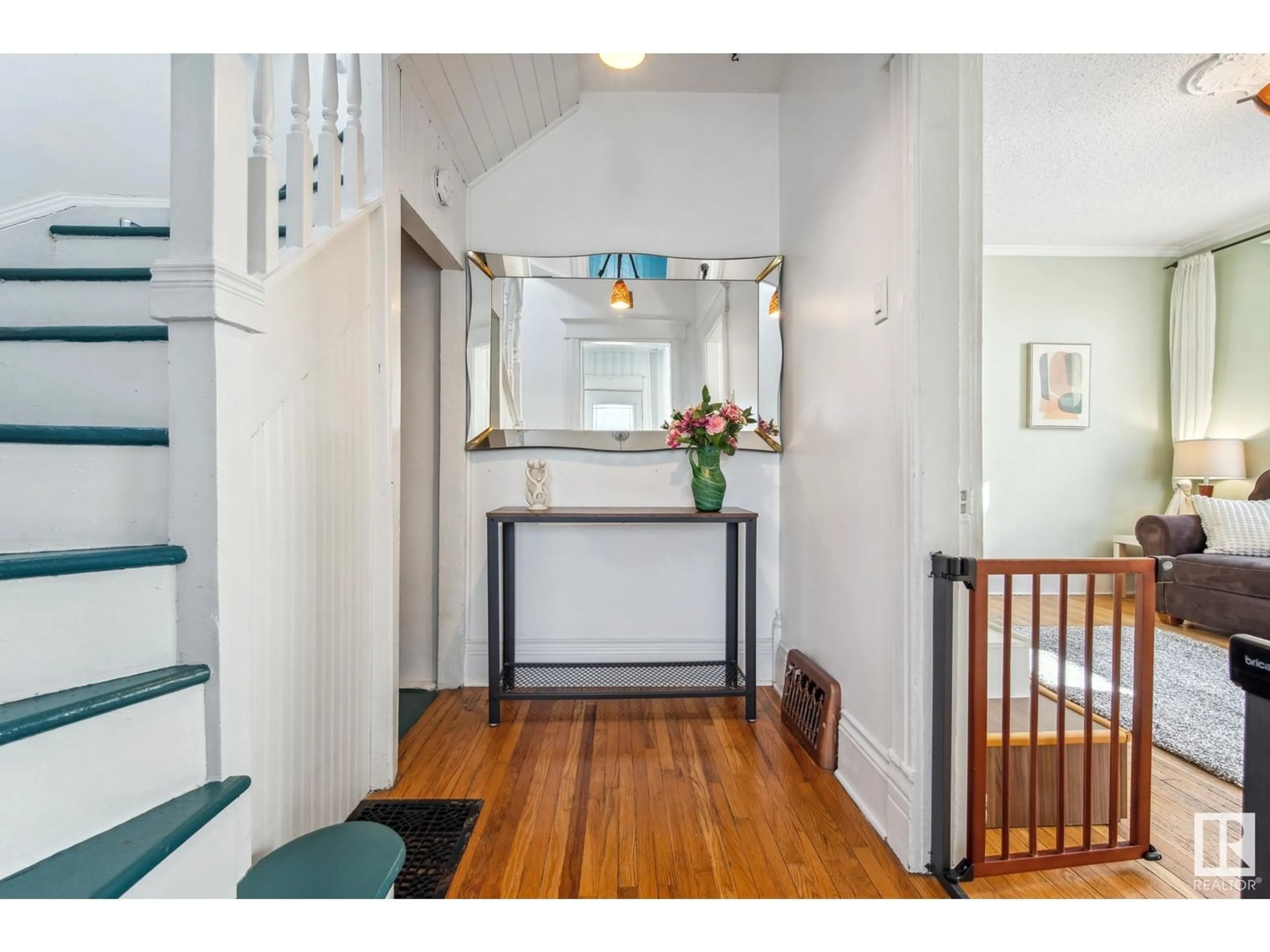 Indoor entryway for NW - 9708 80 AV, Edmonton Alberta T6E1S7