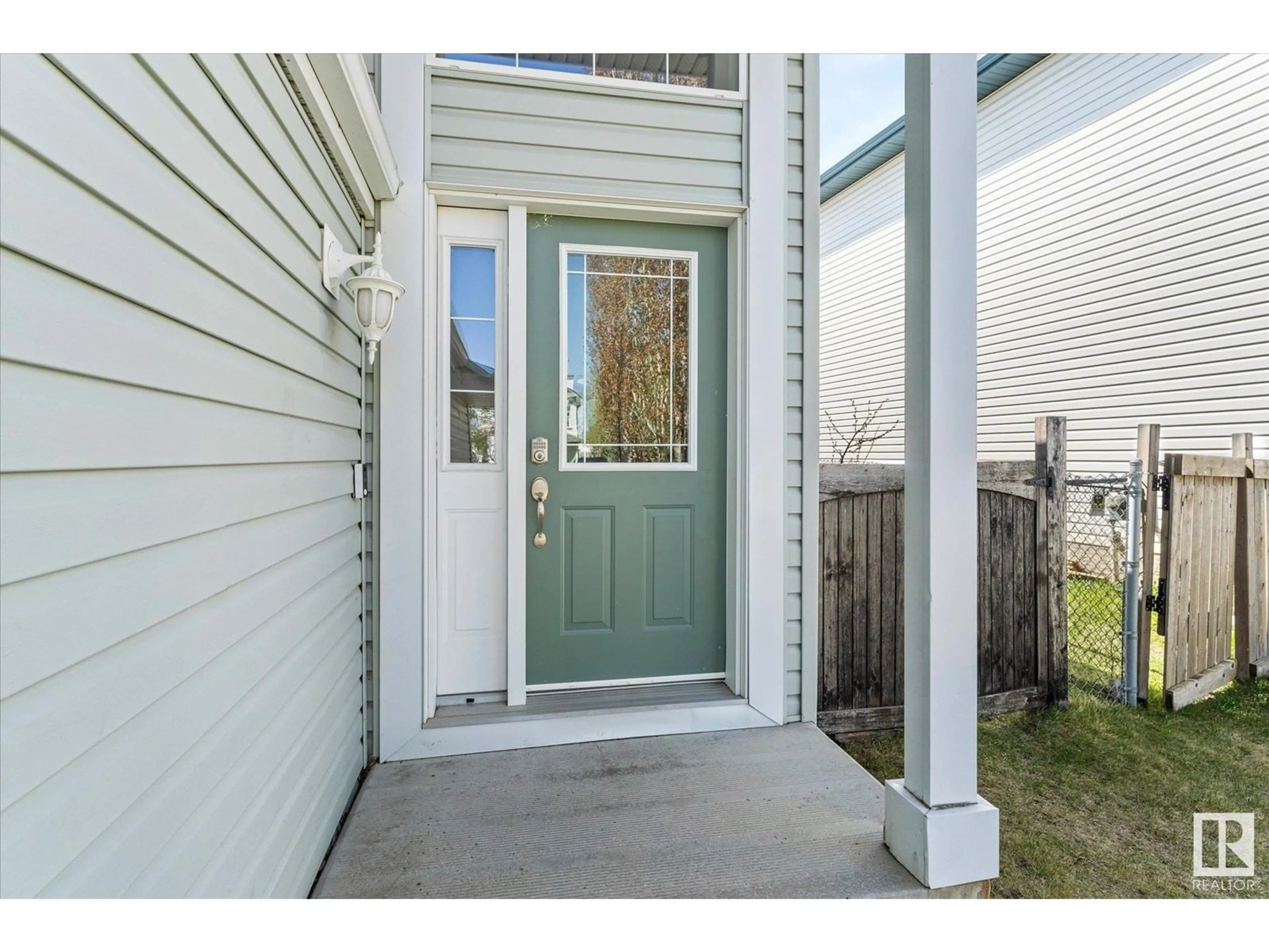 Indoor entryway for 37 HEATHERLANDS WY, Spruce Grove Alberta T7X4L2