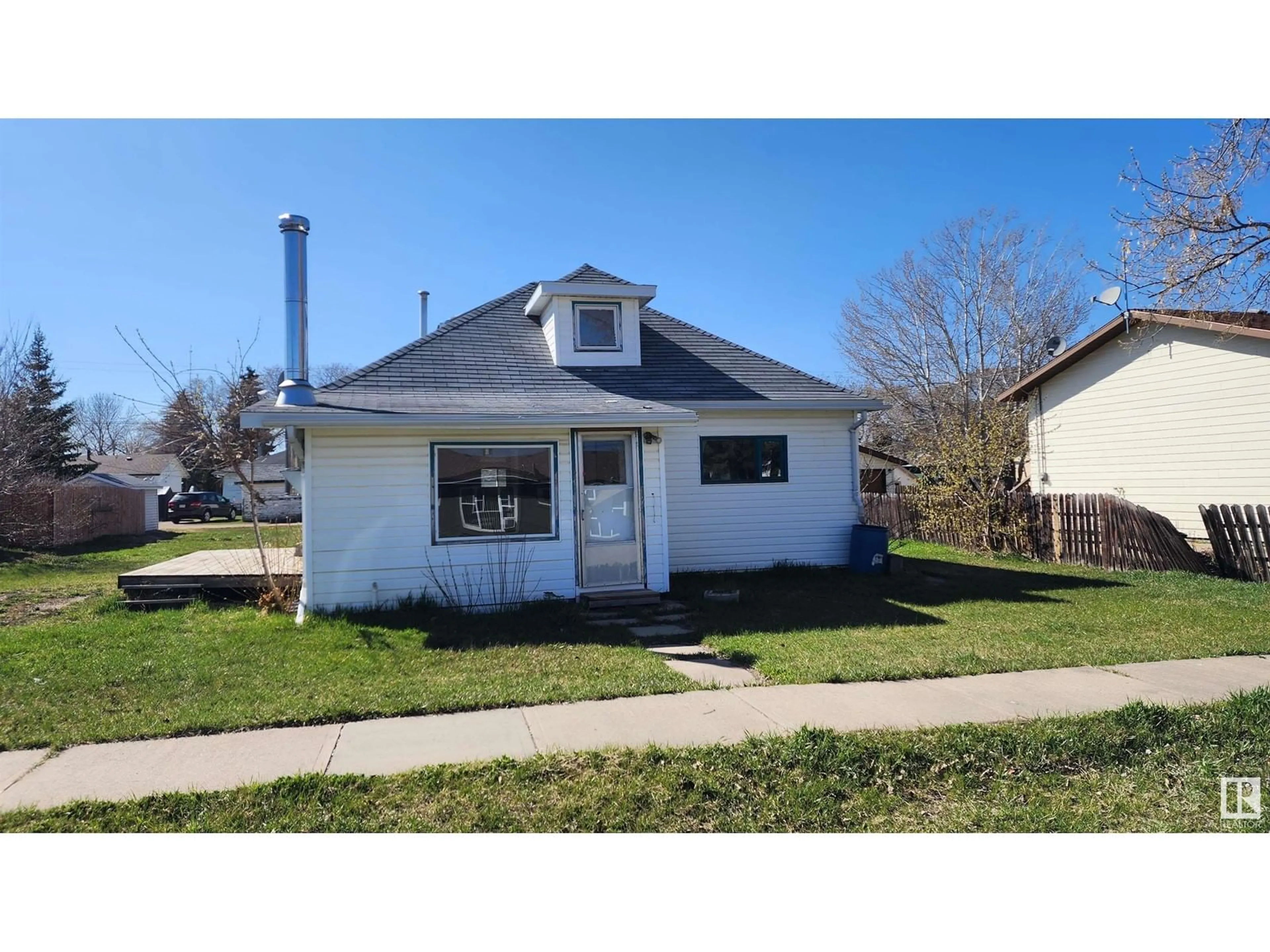 Home with vinyl exterior material, street for 5012 51 ST, Mannville Alberta T0B2W0
