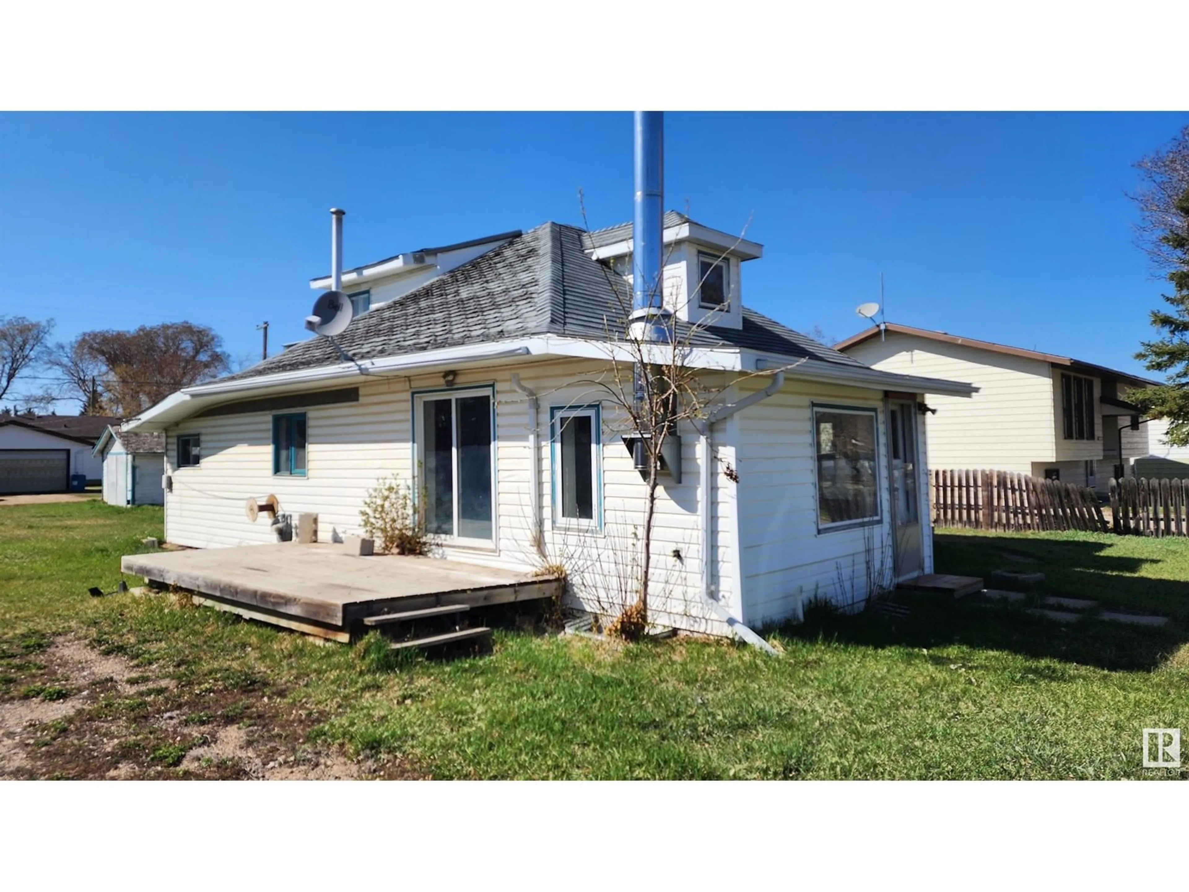 A pic from outside/outdoor area/front of a property/back of a property/a pic from drone, building for 5012 51 ST, Mannville Alberta T0B2W0