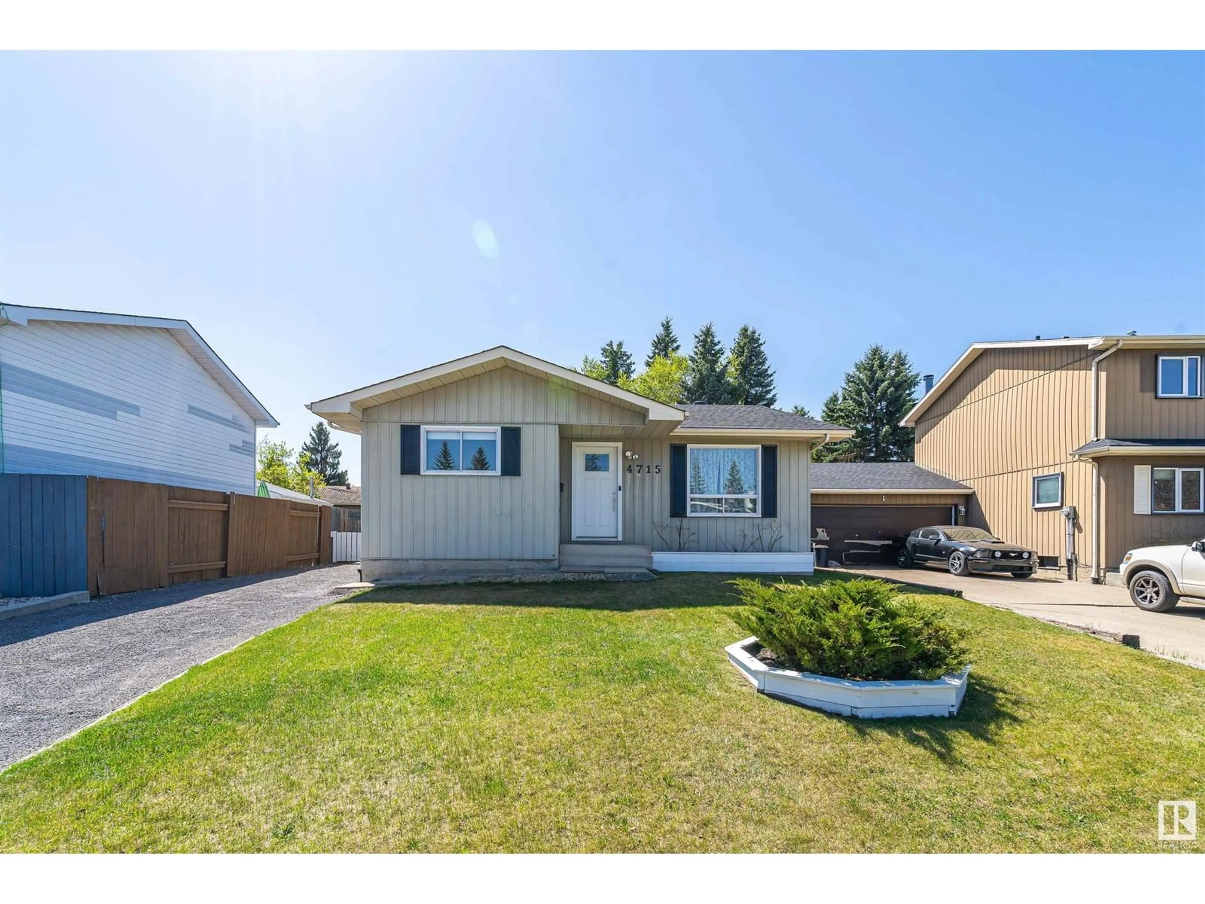 Home with vinyl exterior material, street for NW - 4715 37B AV, Edmonton Alberta T6L3S8