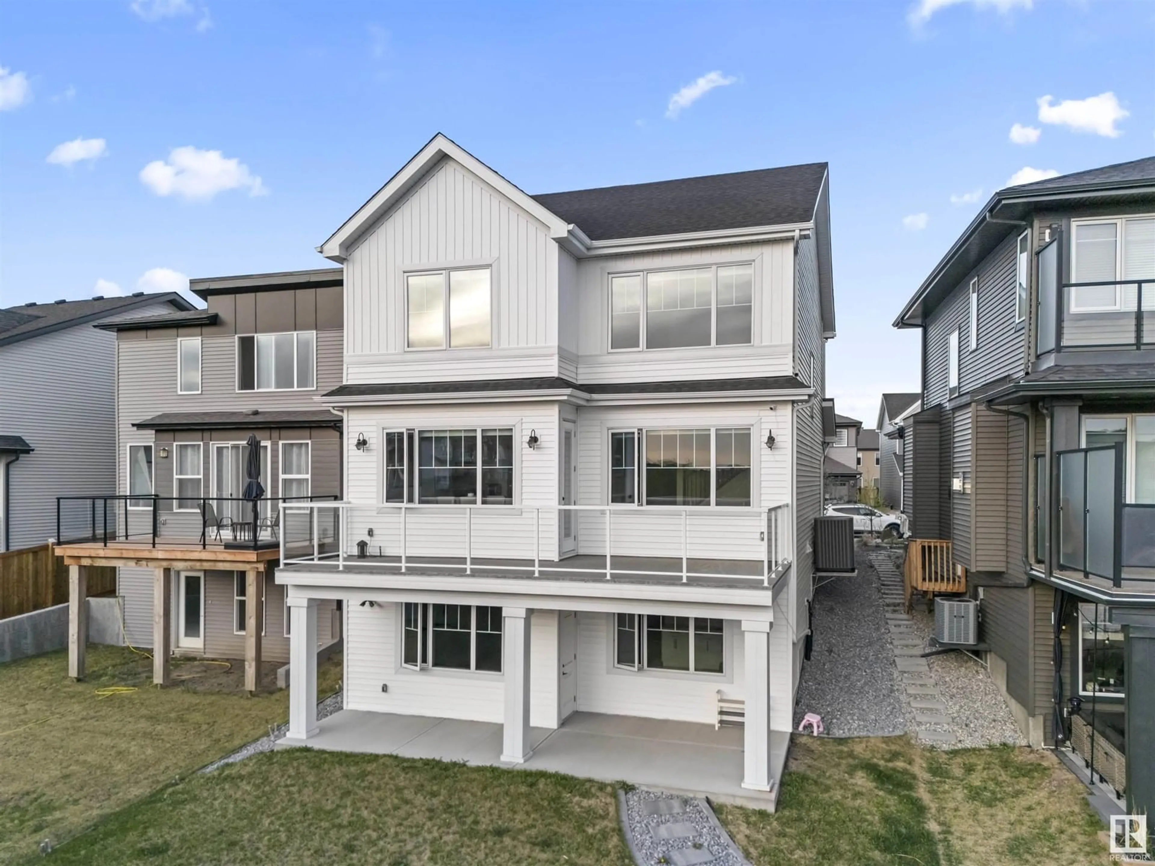 A pic from outside/outdoor area/front of a property/back of a property/a pic from drone, unknown for 3228 PARKER LO SW, Edmonton Alberta T6W4R8