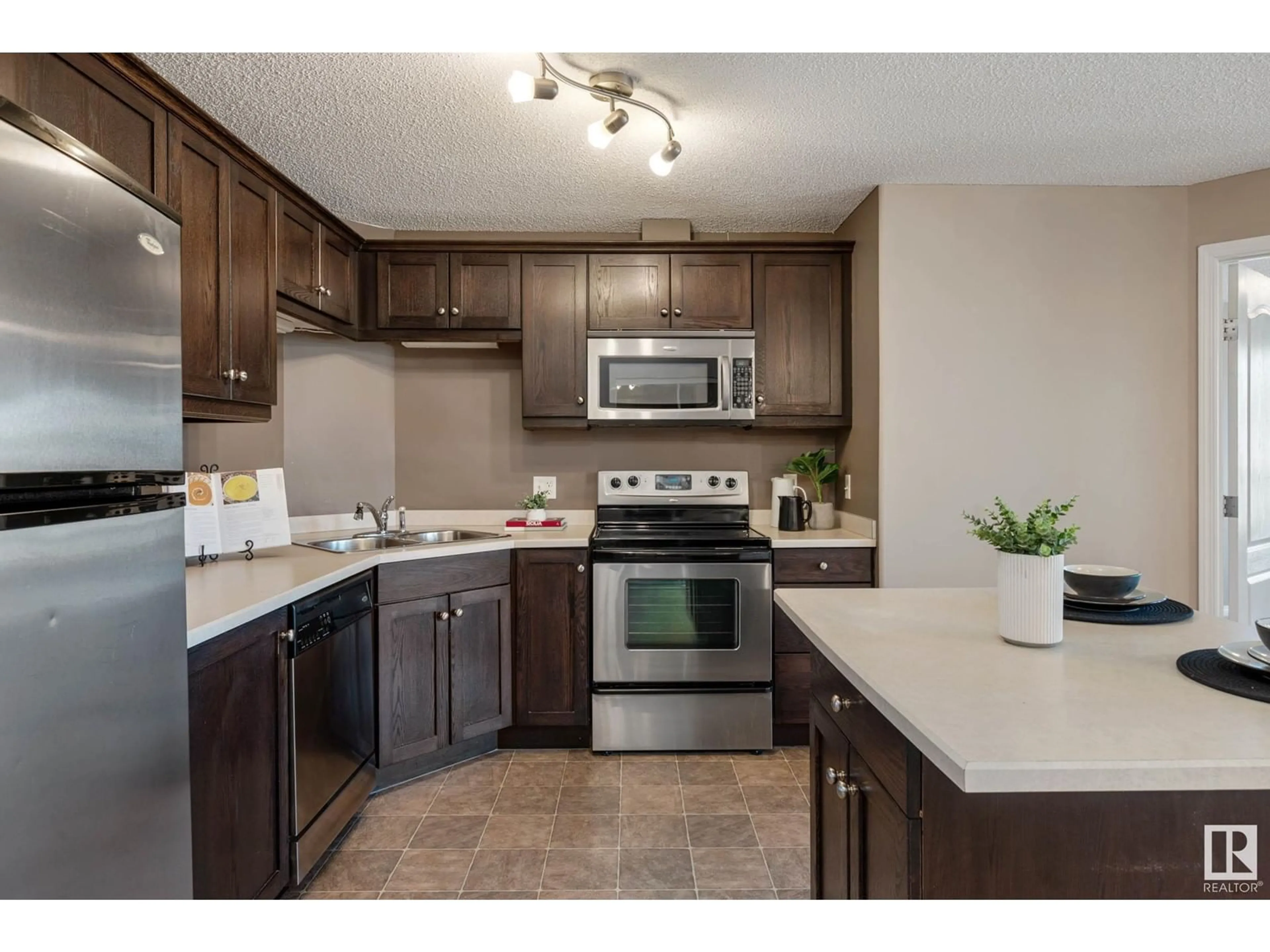 Standard kitchen, ceramic/tile floor for 7331 - 6325 SOUTH TERWILLEGAR DR, Edmonton Alberta T6R0L8