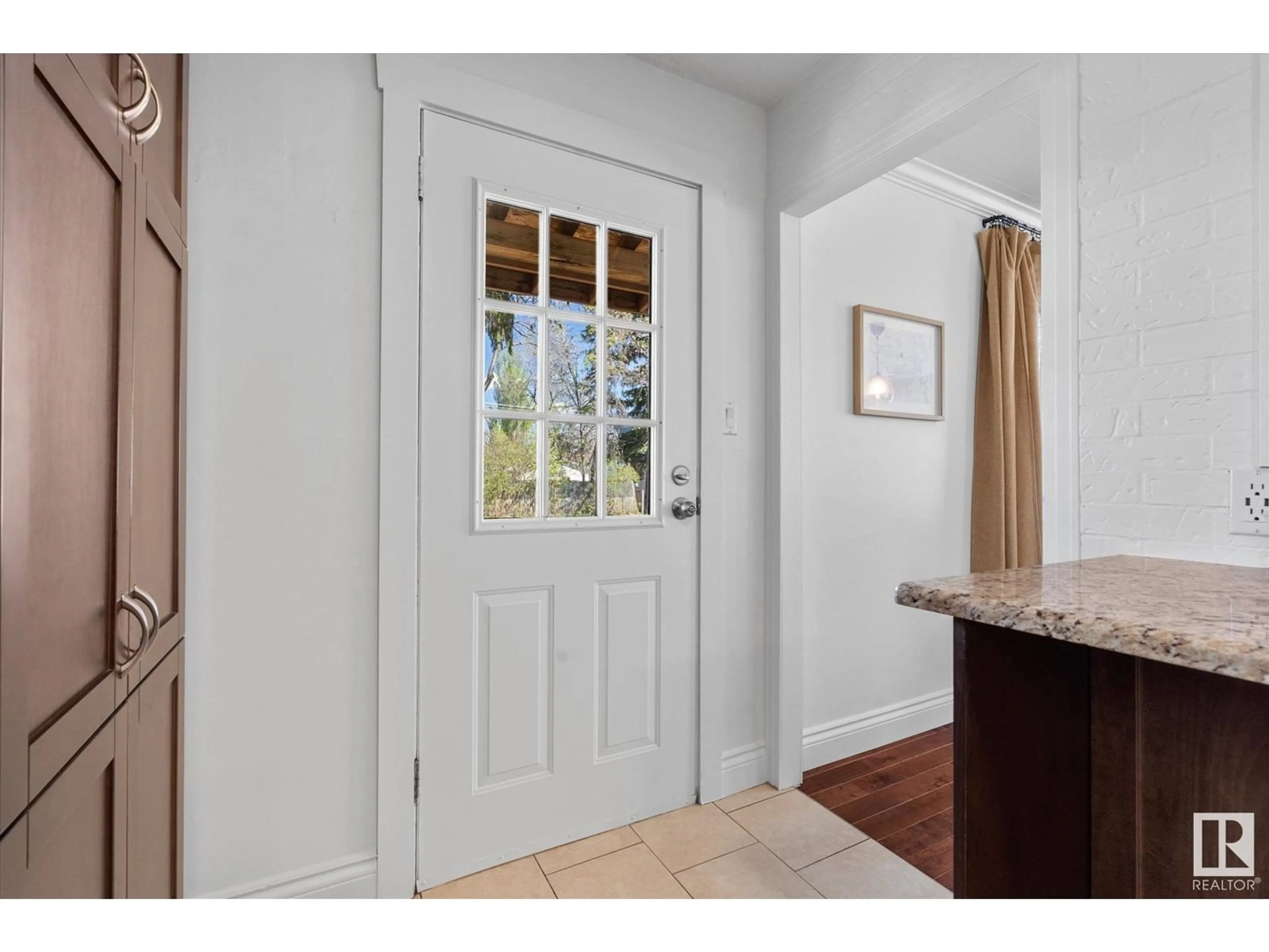 Indoor entryway for 9619 78 AV, Edmonton Alberta T6C0P2