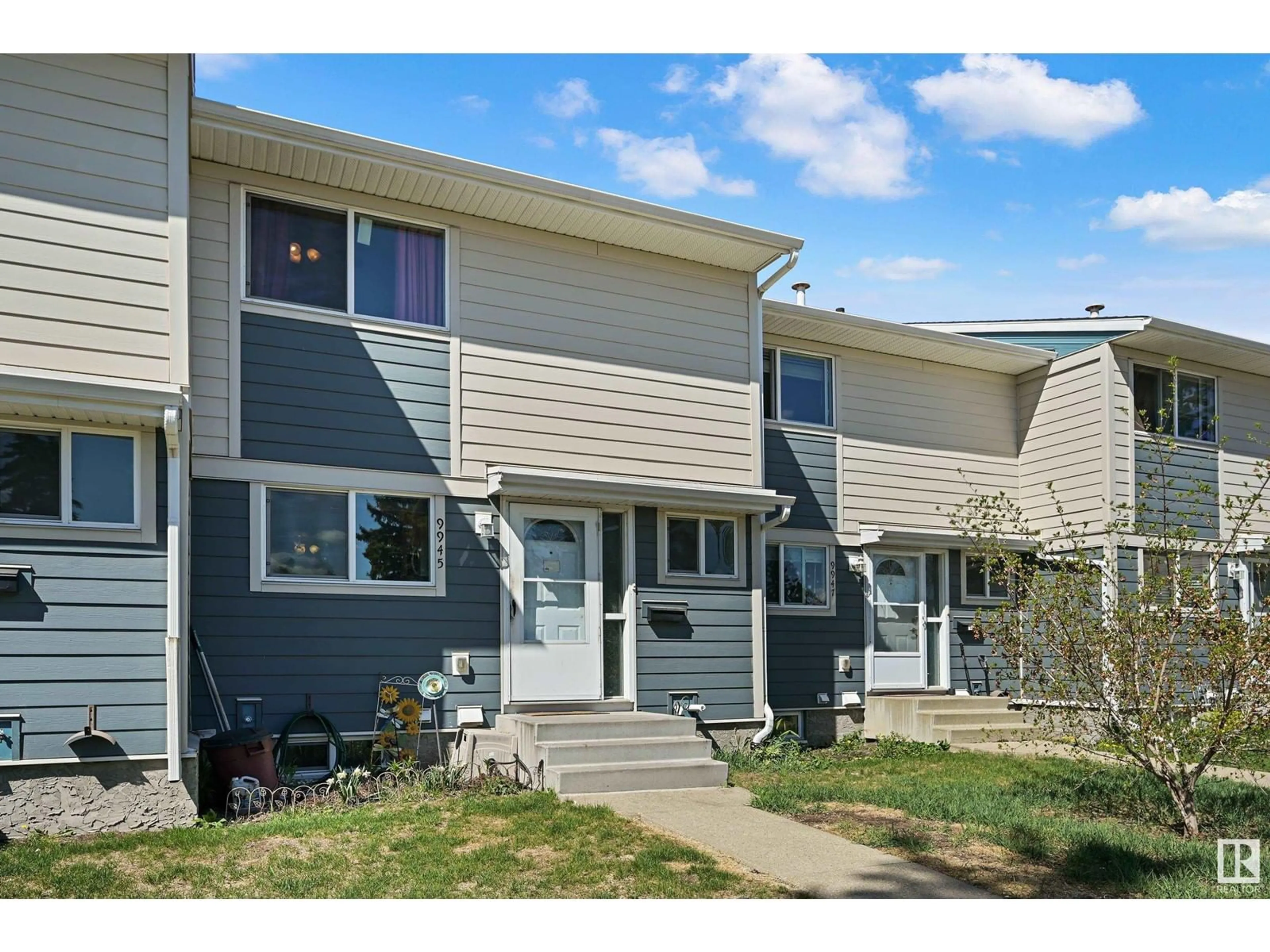 Home with vinyl exterior material, street for 9945 171 AV, Edmonton Alberta T5X4X2