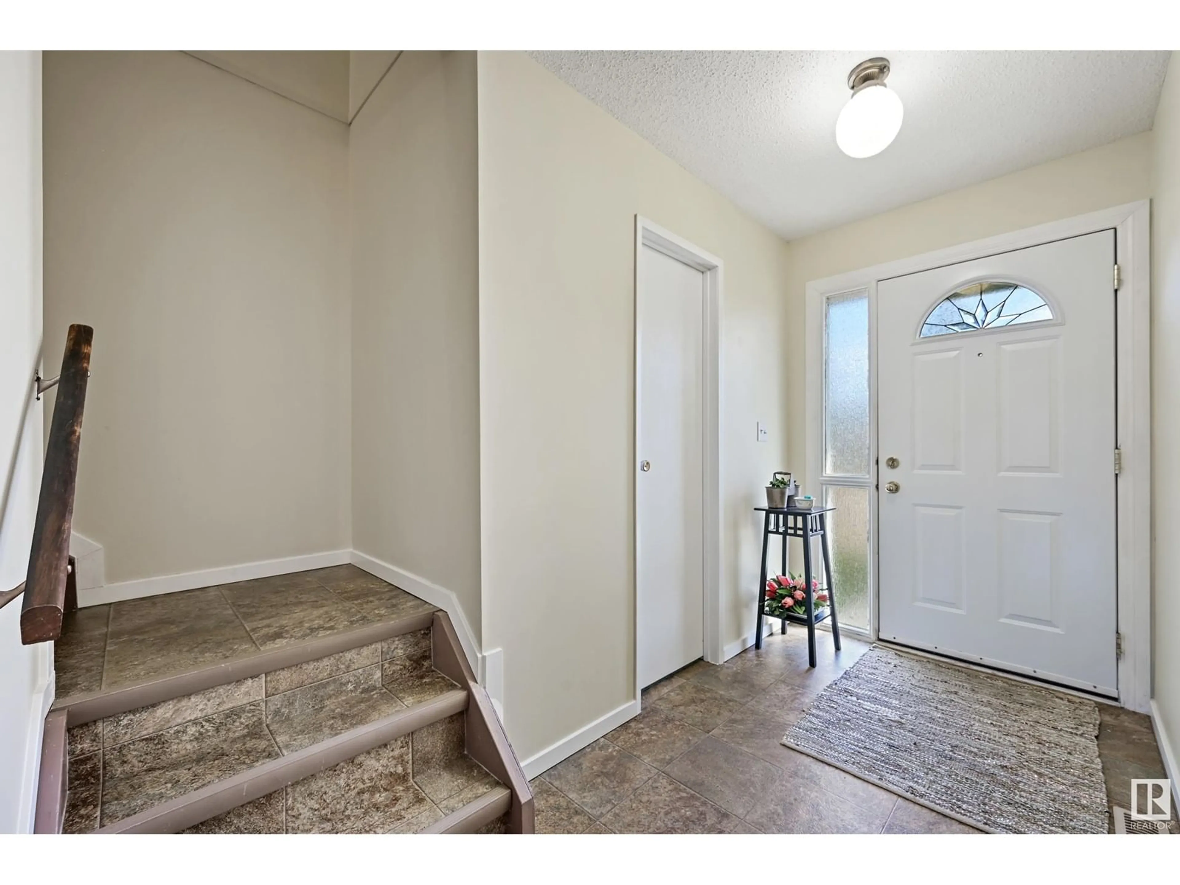 Indoor entryway for 9945 171 AV, Edmonton Alberta T5X4X2