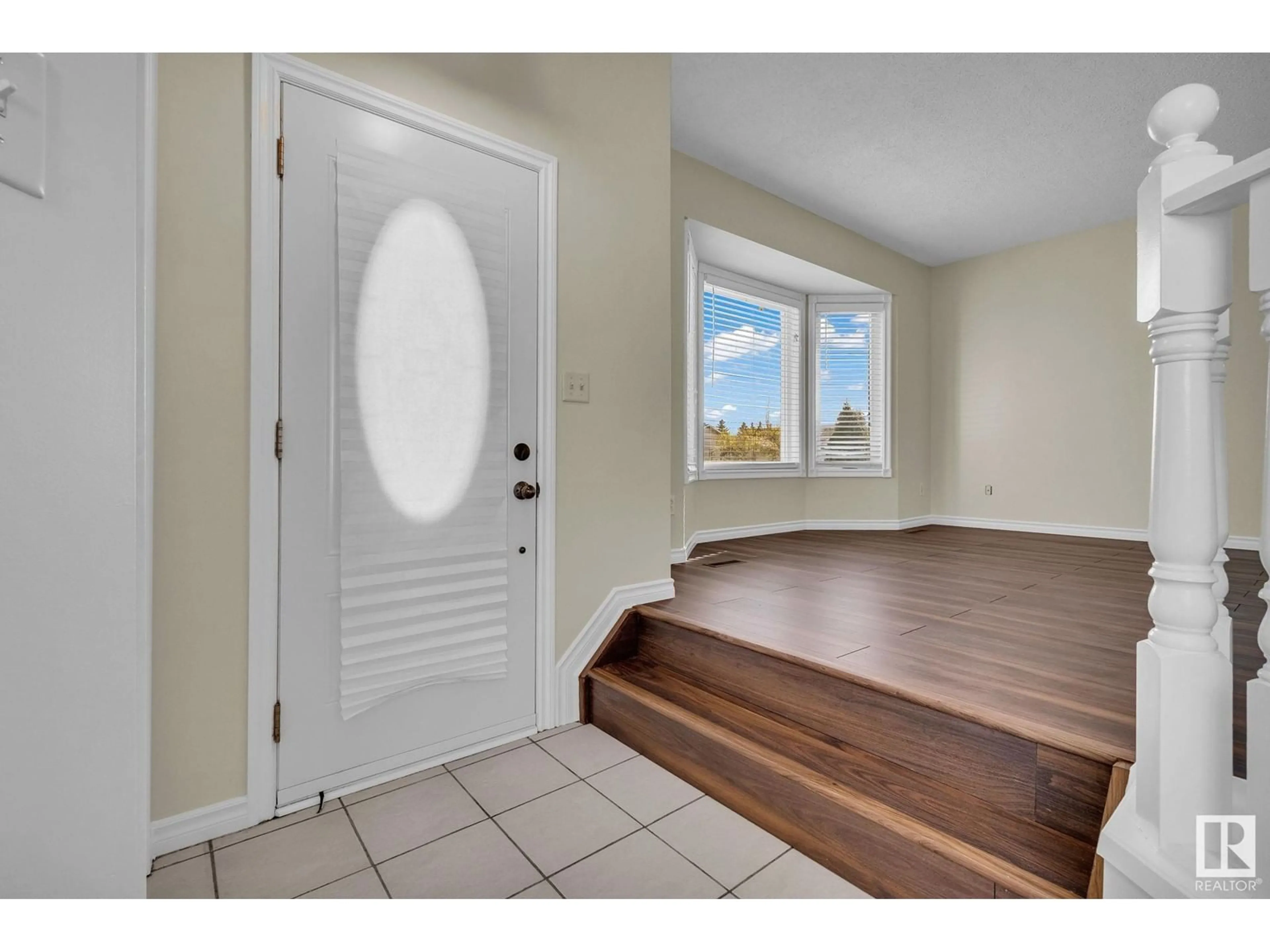 Indoor entryway for 3524 44A AV, Edmonton Alberta T6L6K6