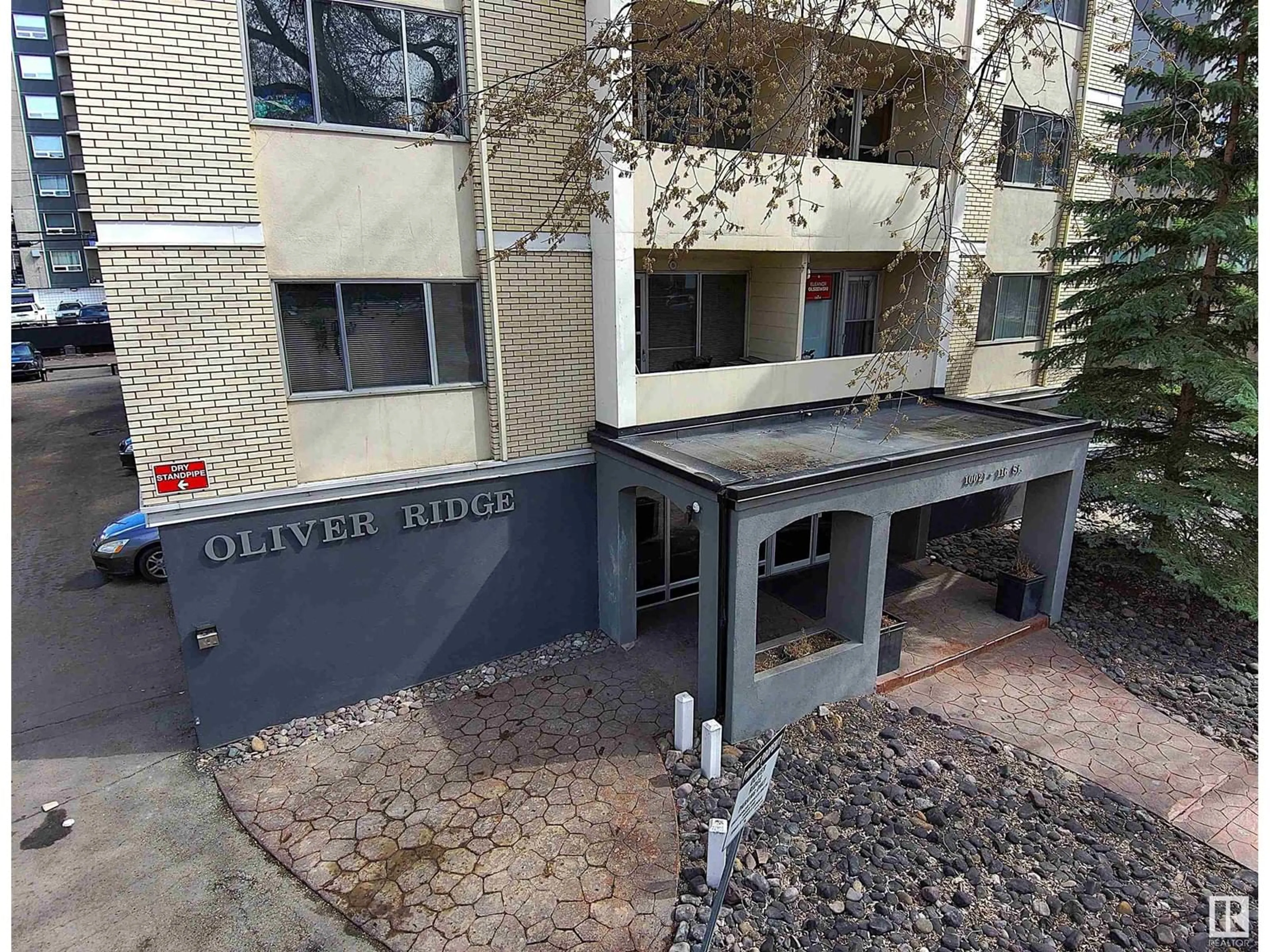 Indoor foyer for #608 - 10021 116 ST, Edmonton Alberta T5K1V5