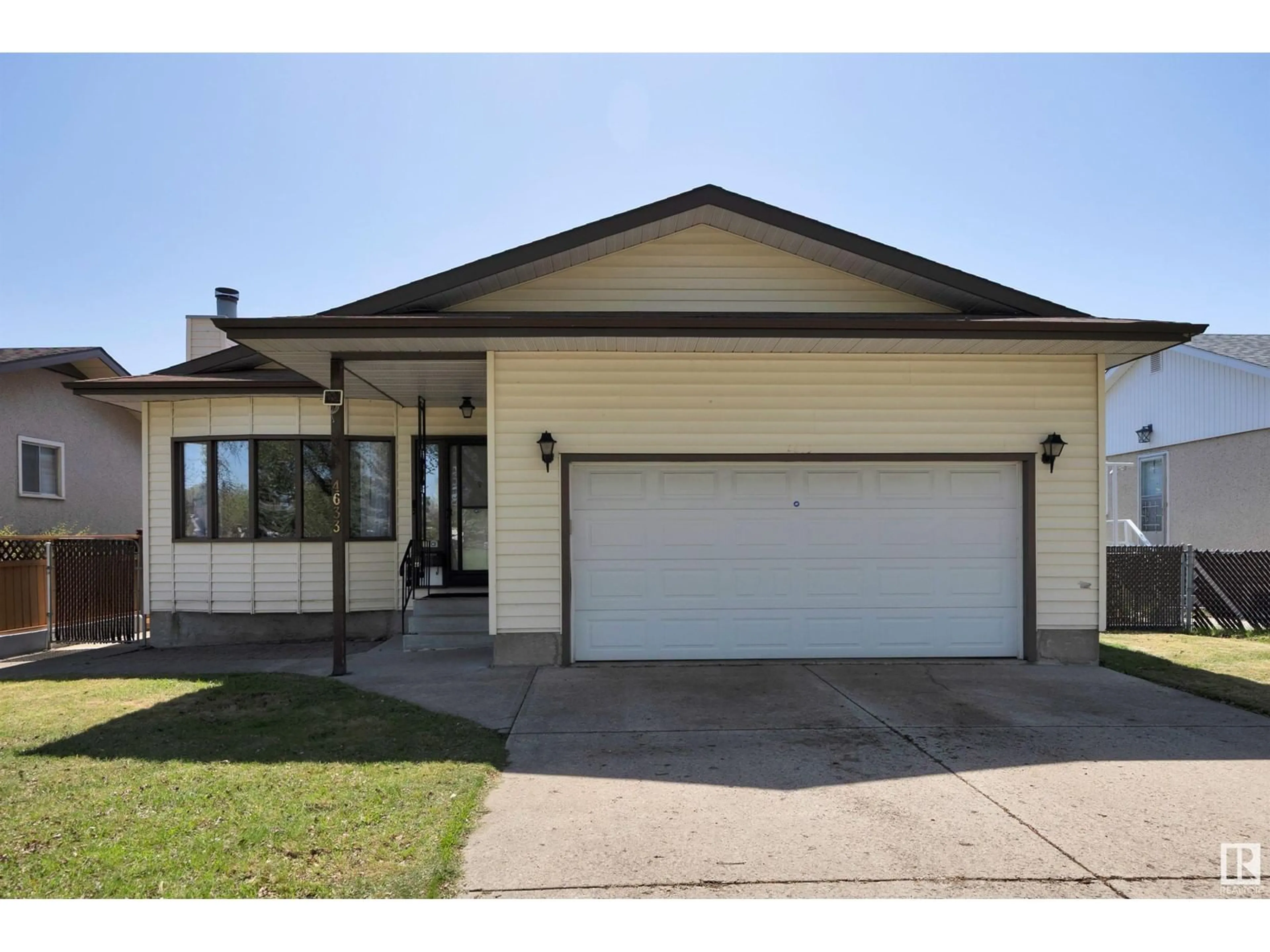 Home with vinyl exterior material, street for 4633 115 AV, Edmonton Alberta T5W0W1