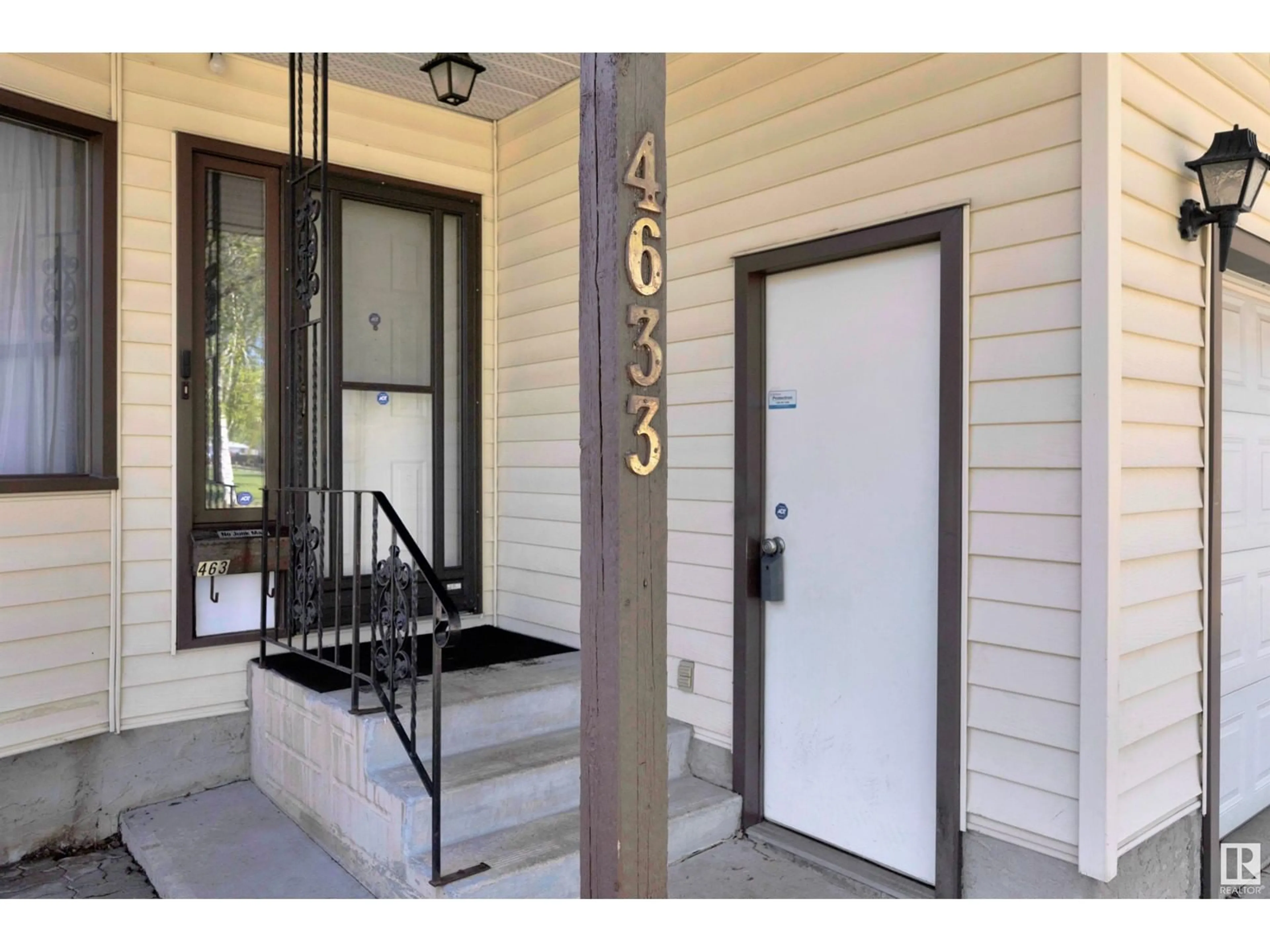 Indoor entryway for 4633 115 AV, Edmonton Alberta T5W0W1