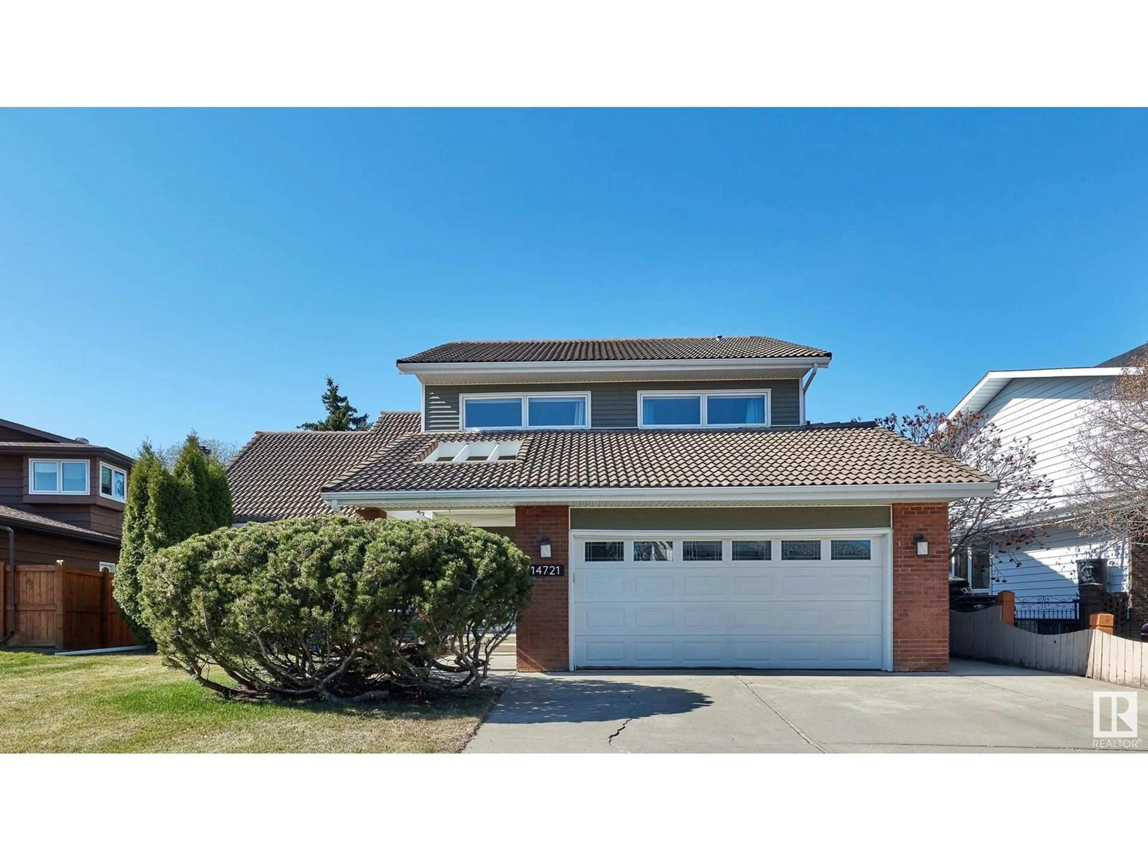 Home with vinyl exterior material, street for 14721 47 AV, Edmonton Alberta T6H5L3