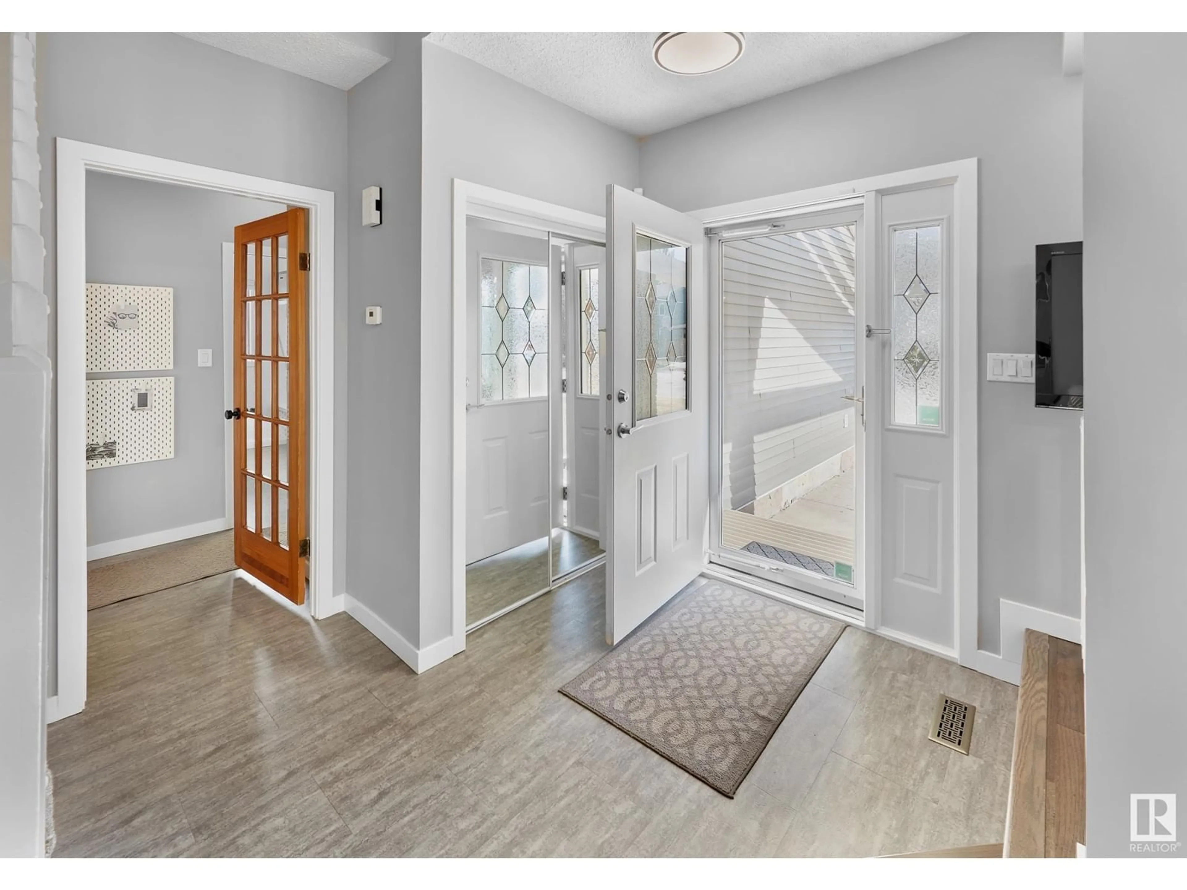 Indoor entryway for 14721 47 AV, Edmonton Alberta T6H5L3