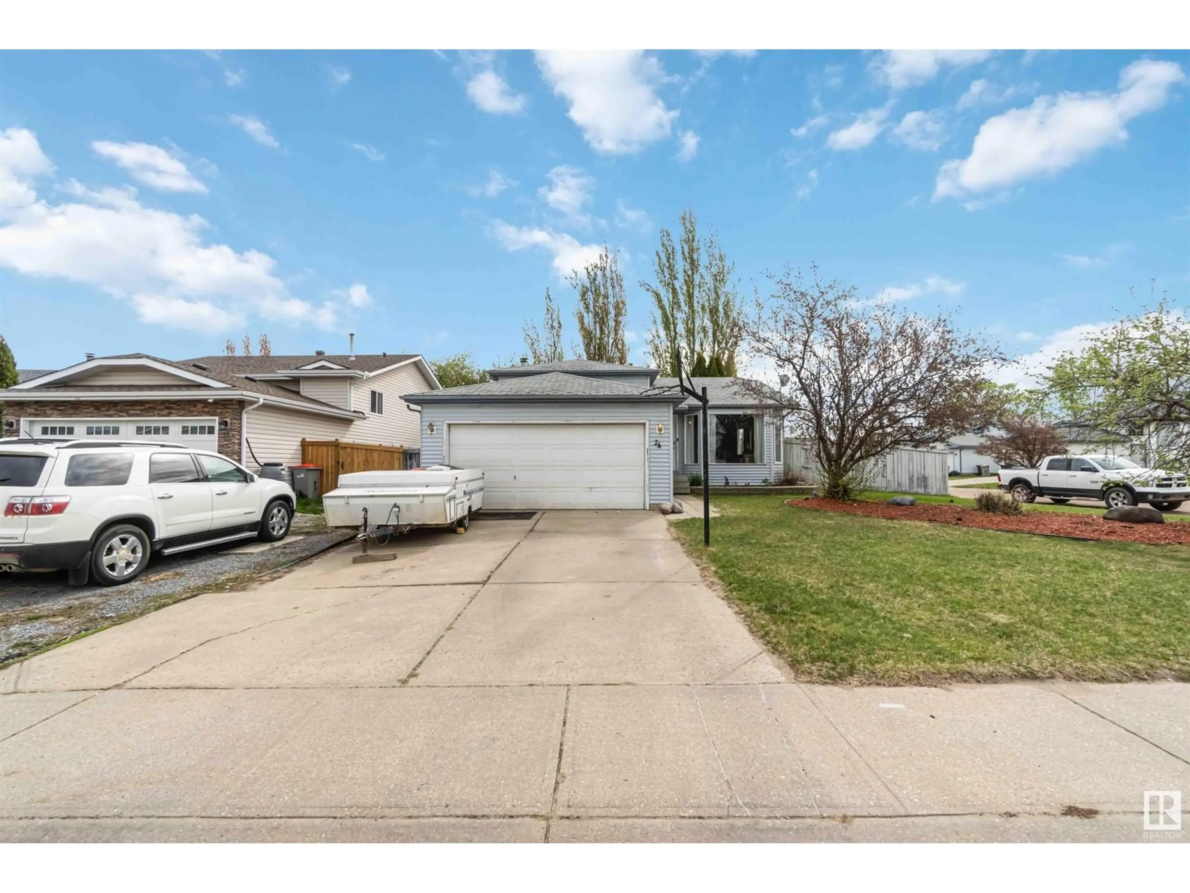 Home with vinyl exterior material, street for 24 ABERDEEN CR, Stony Plain Alberta T7Z1K4