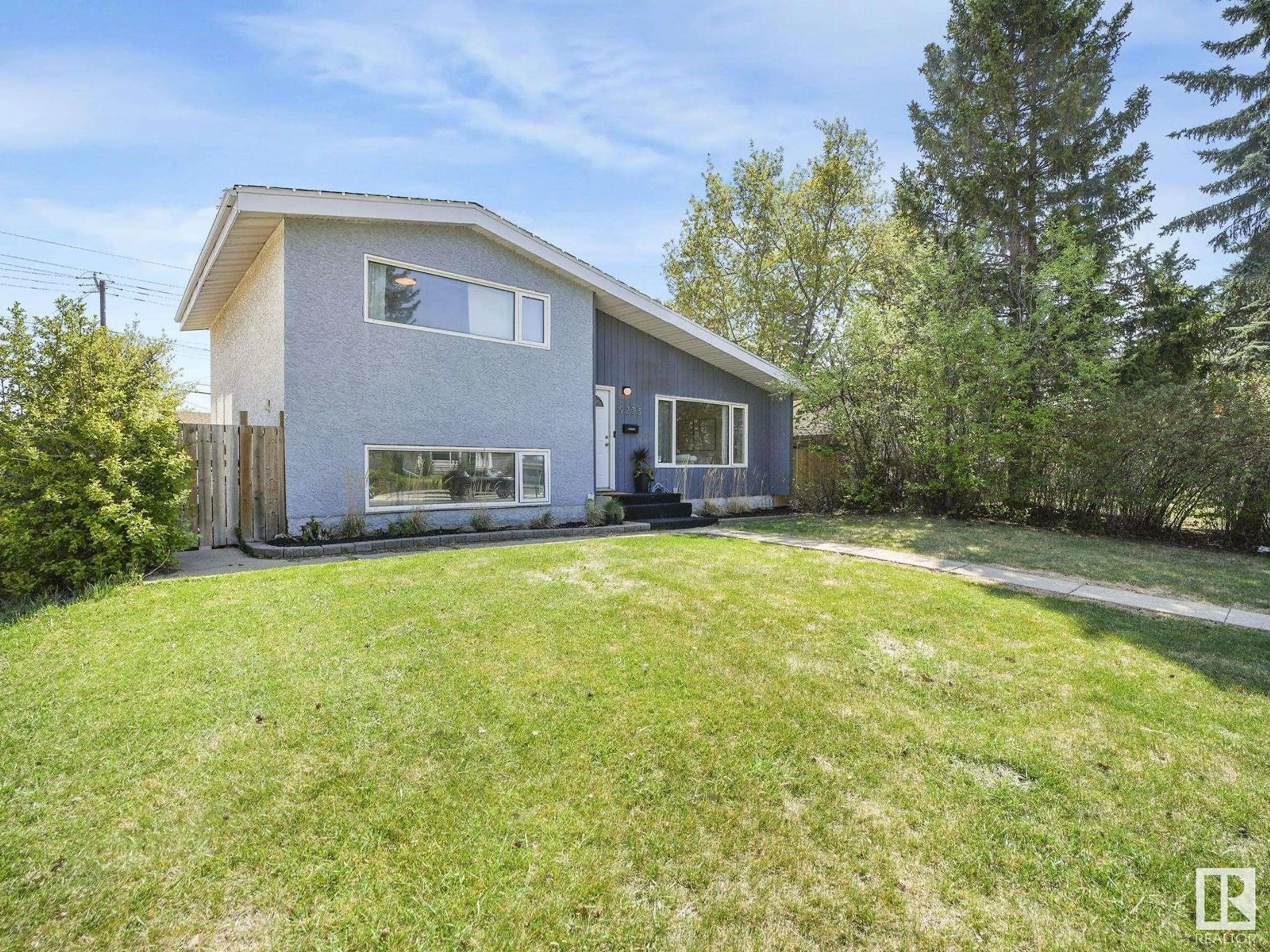 A pic from outside/outdoor area/front of a property/back of a property/a pic from drone, street for NW - 9233 52 ST, Edmonton Alberta T6B1G3