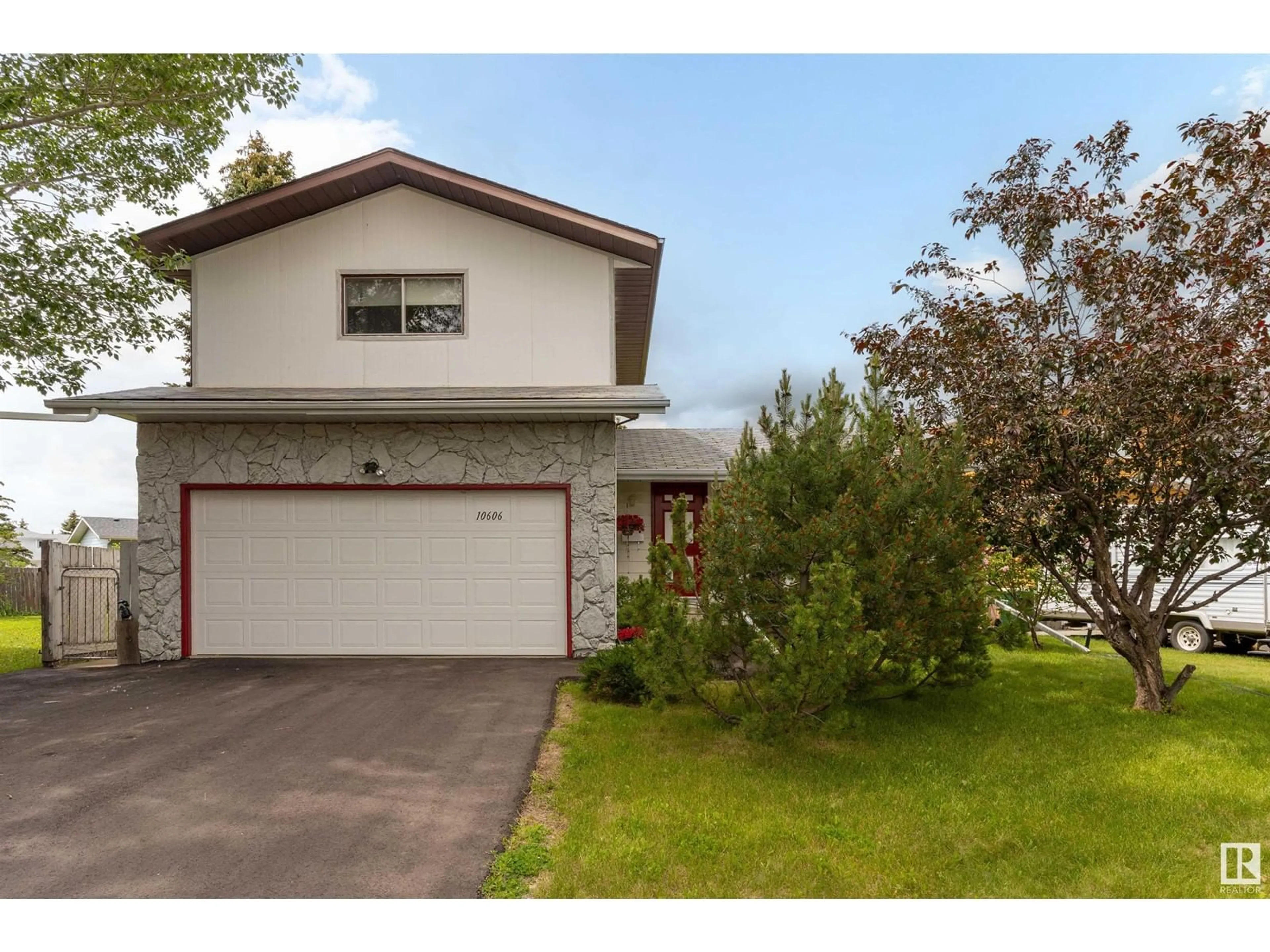 Home with vinyl exterior material, street for 10606 86 ST, Morinville Alberta T8R1C3