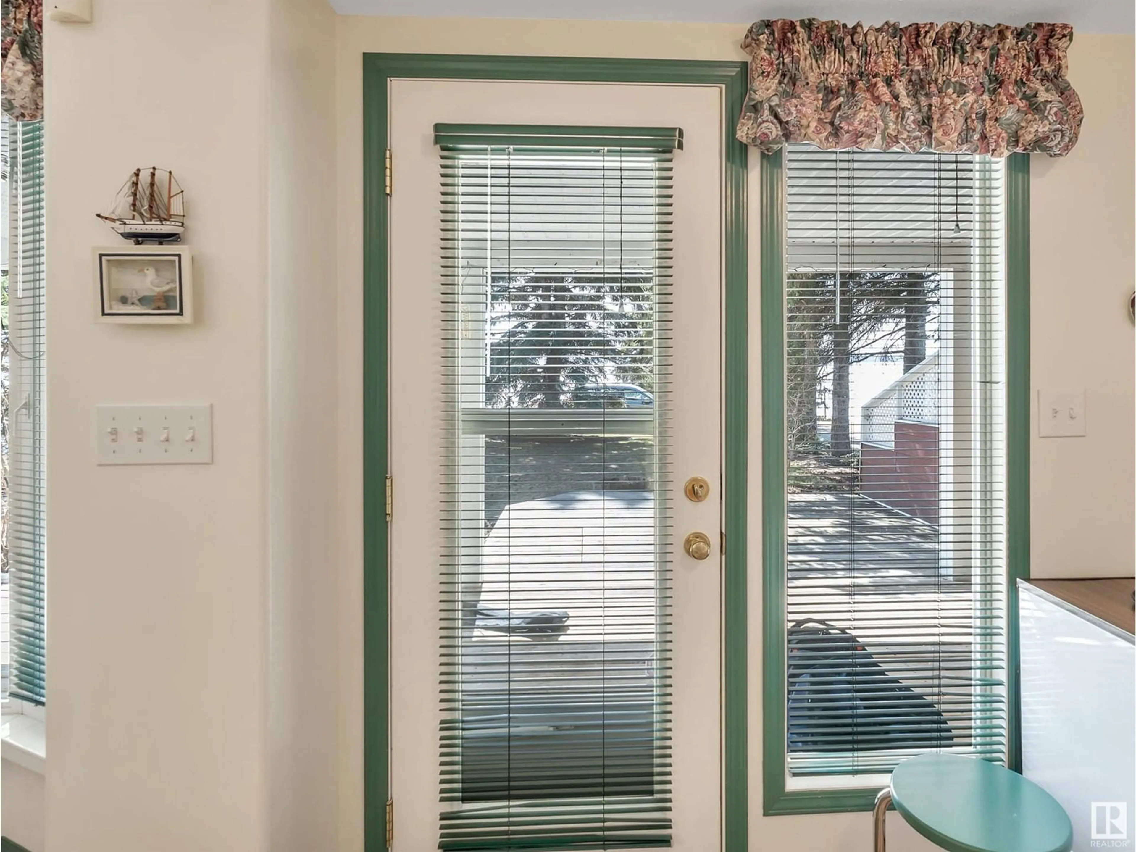Indoor entryway for 33 LAKESHORE DR, Rural Leduc County Alberta T0C2P0