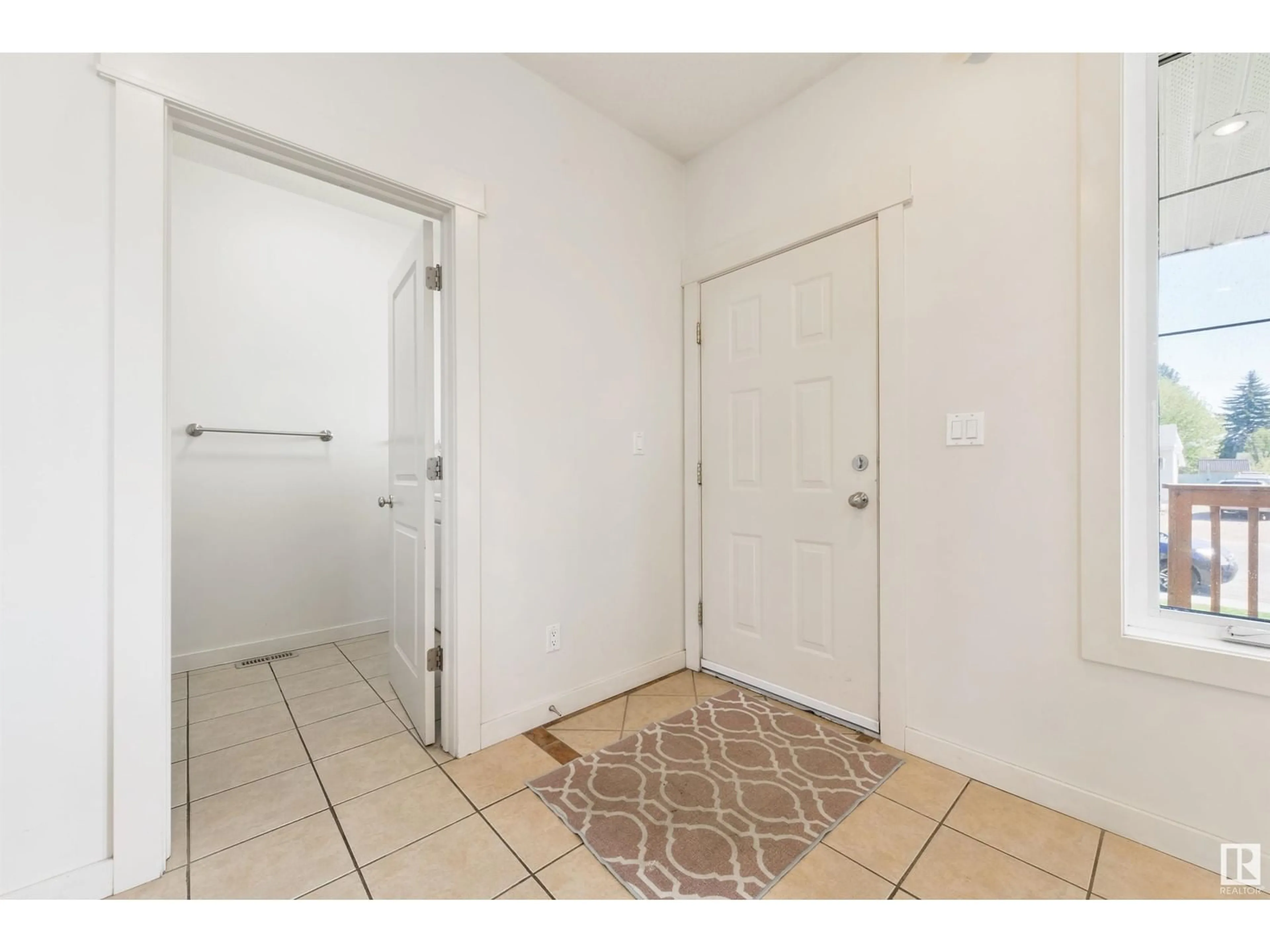 Indoor entryway for NW - 9212 154 ST, Edmonton Alberta T5R1T5